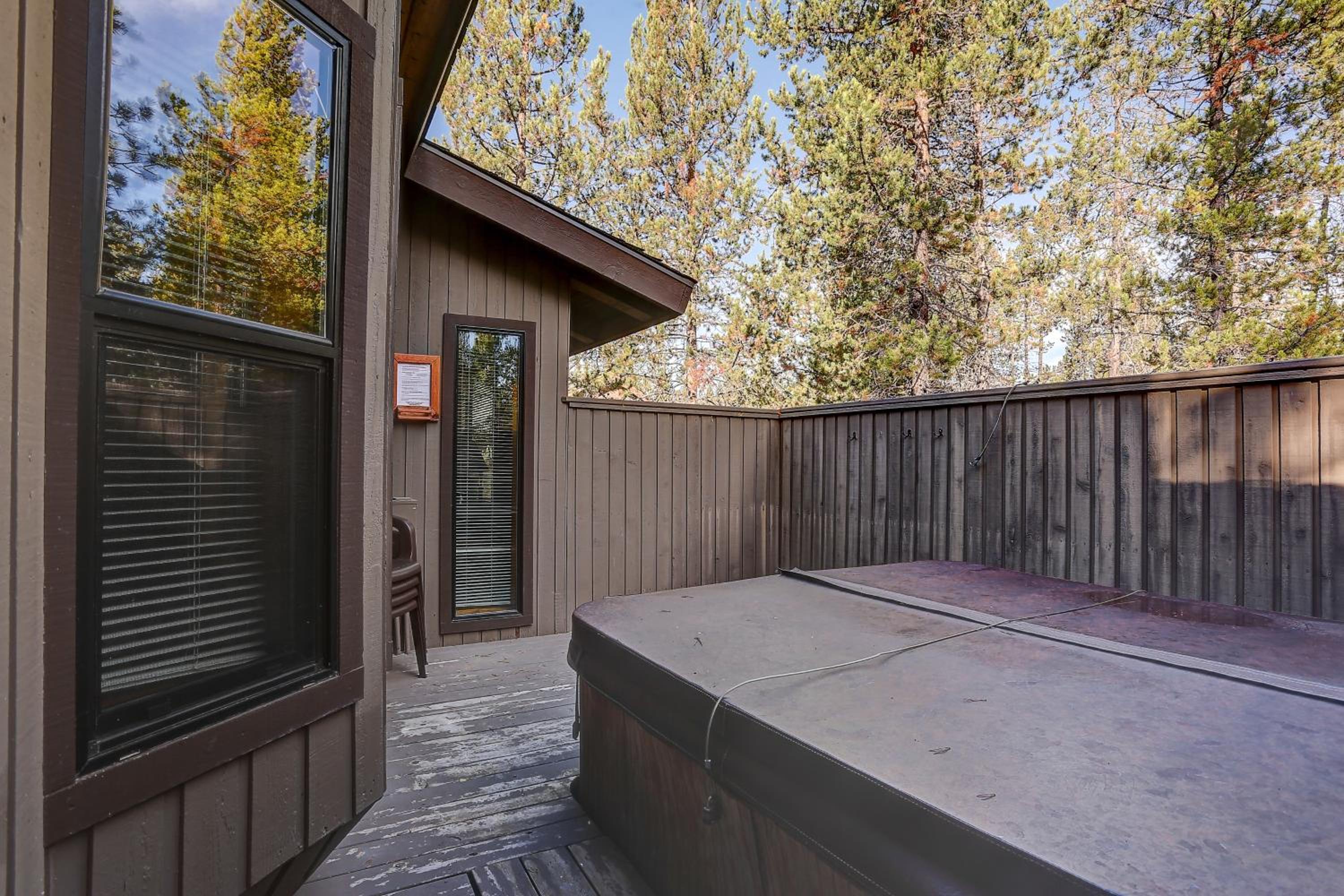 22 Rogue Home with Private Hot Tub, BBQ, and Game Room