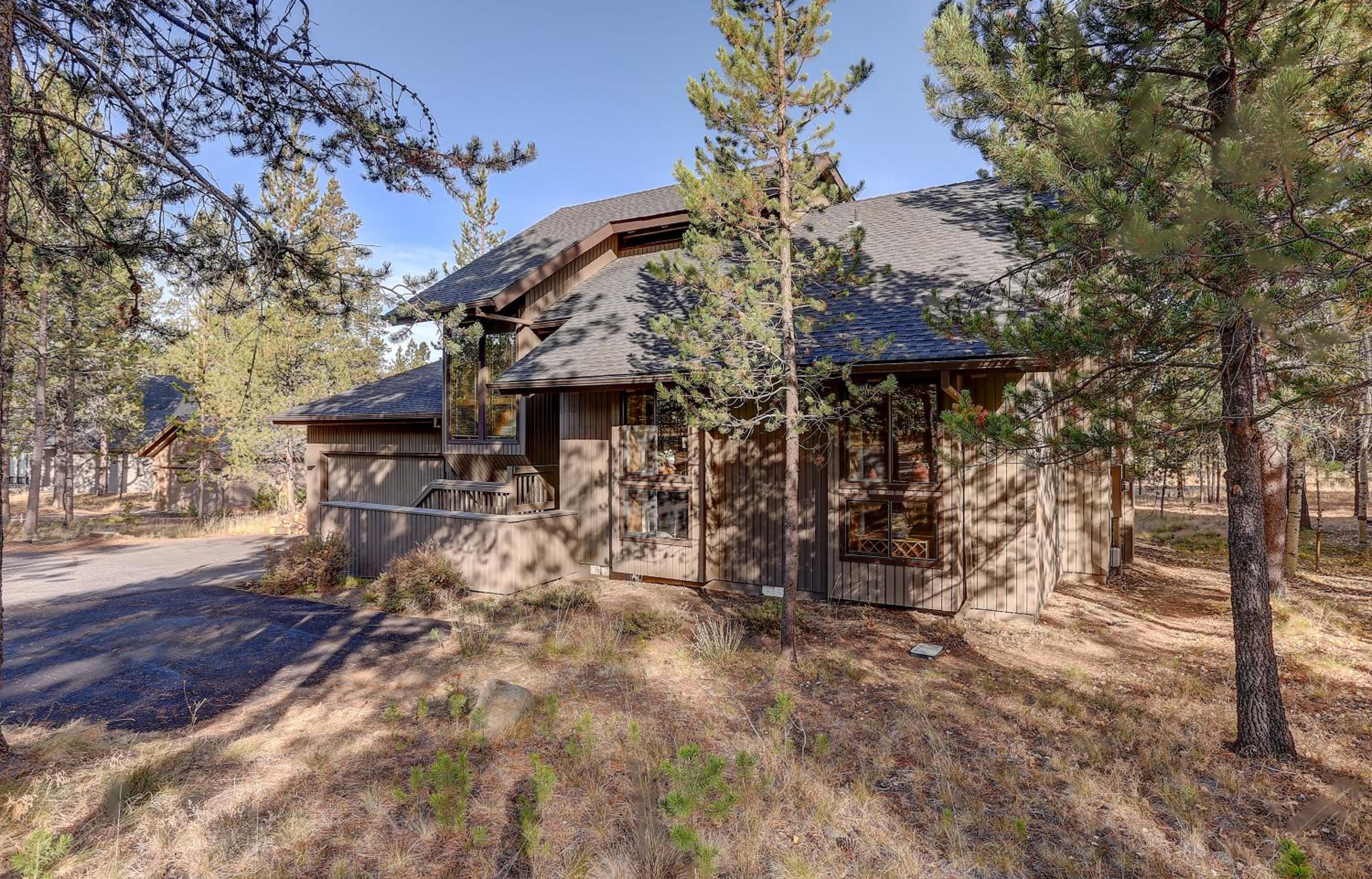 22 Rogue Home with Private Hot Tub, BBQ, and Game Room