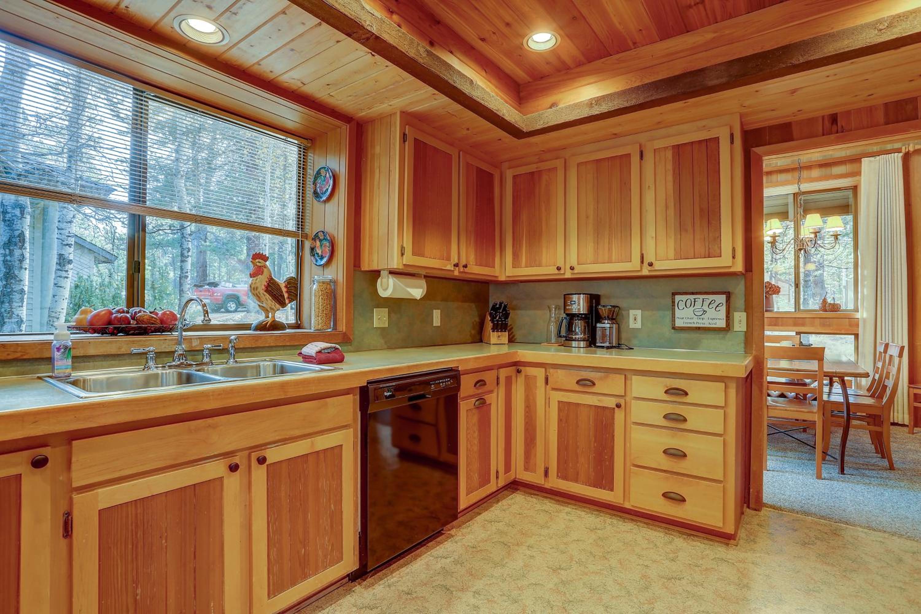 22 Rogue Home with Private Hot Tub, BBQ, and Game Room