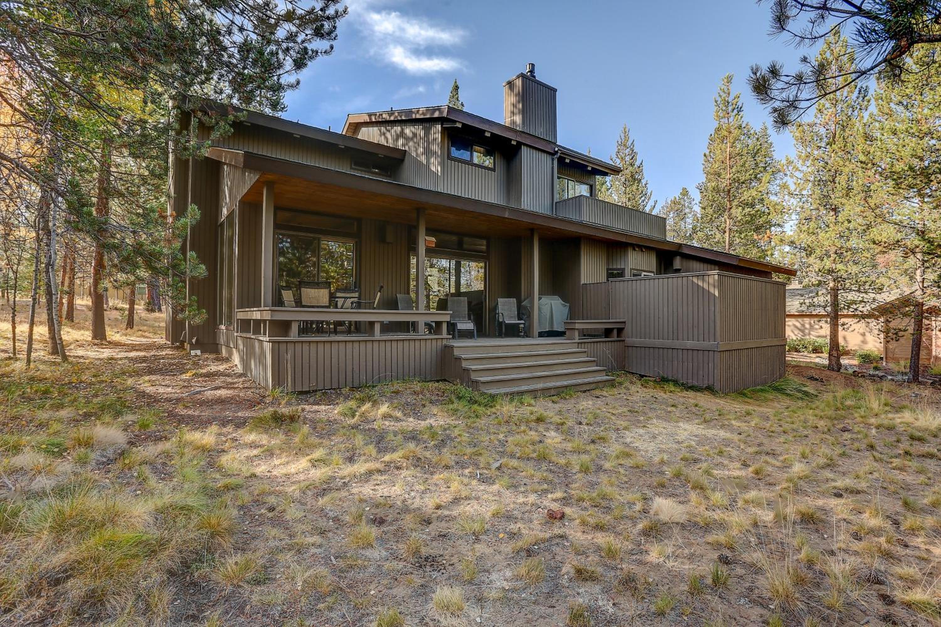 22 Rogue Home with Private Hot Tub, BBQ, and Game Room