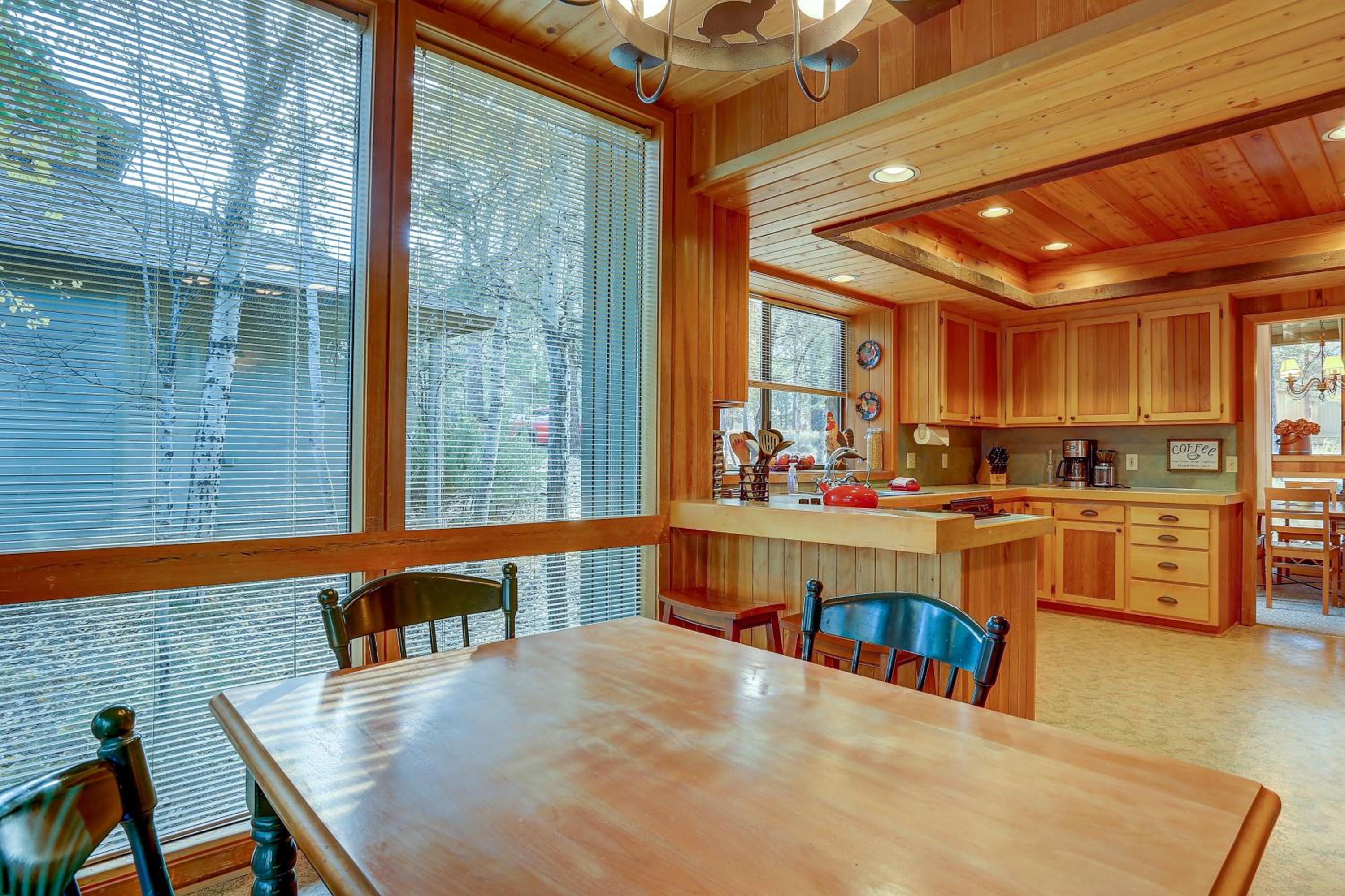 22 Rogue Home with Private Hot Tub, BBQ, and Game Room