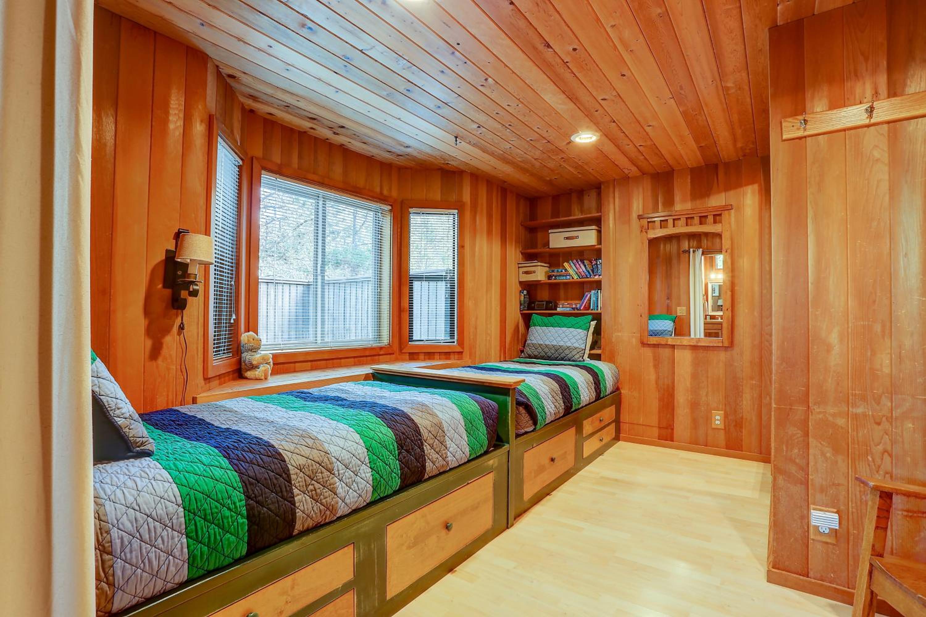 22 Rogue Home with Private Hot Tub, BBQ, and Game Room