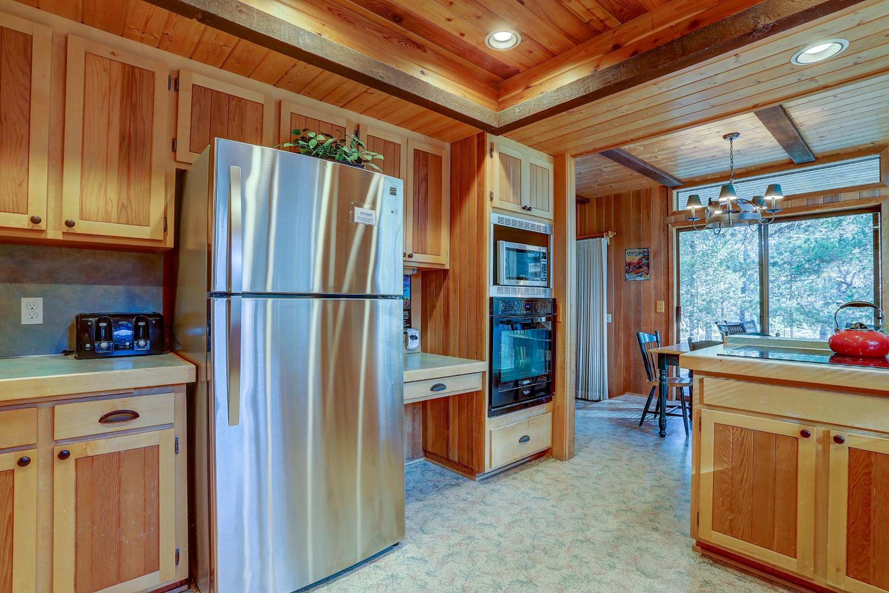 22 Rogue Home with Private Hot Tub, BBQ, and Game Room