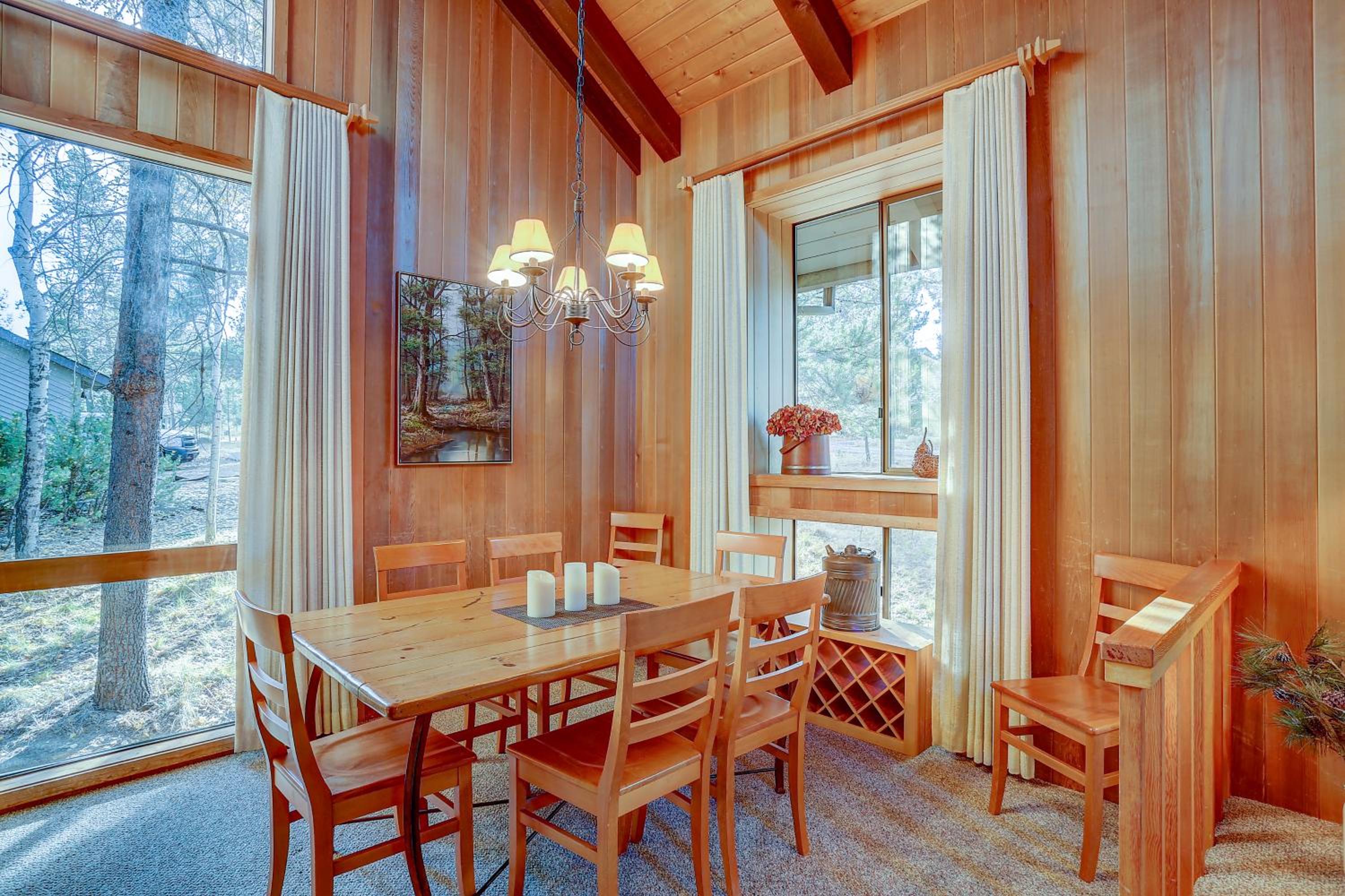 22 Rogue Home with Private Hot Tub, BBQ, and Game Room