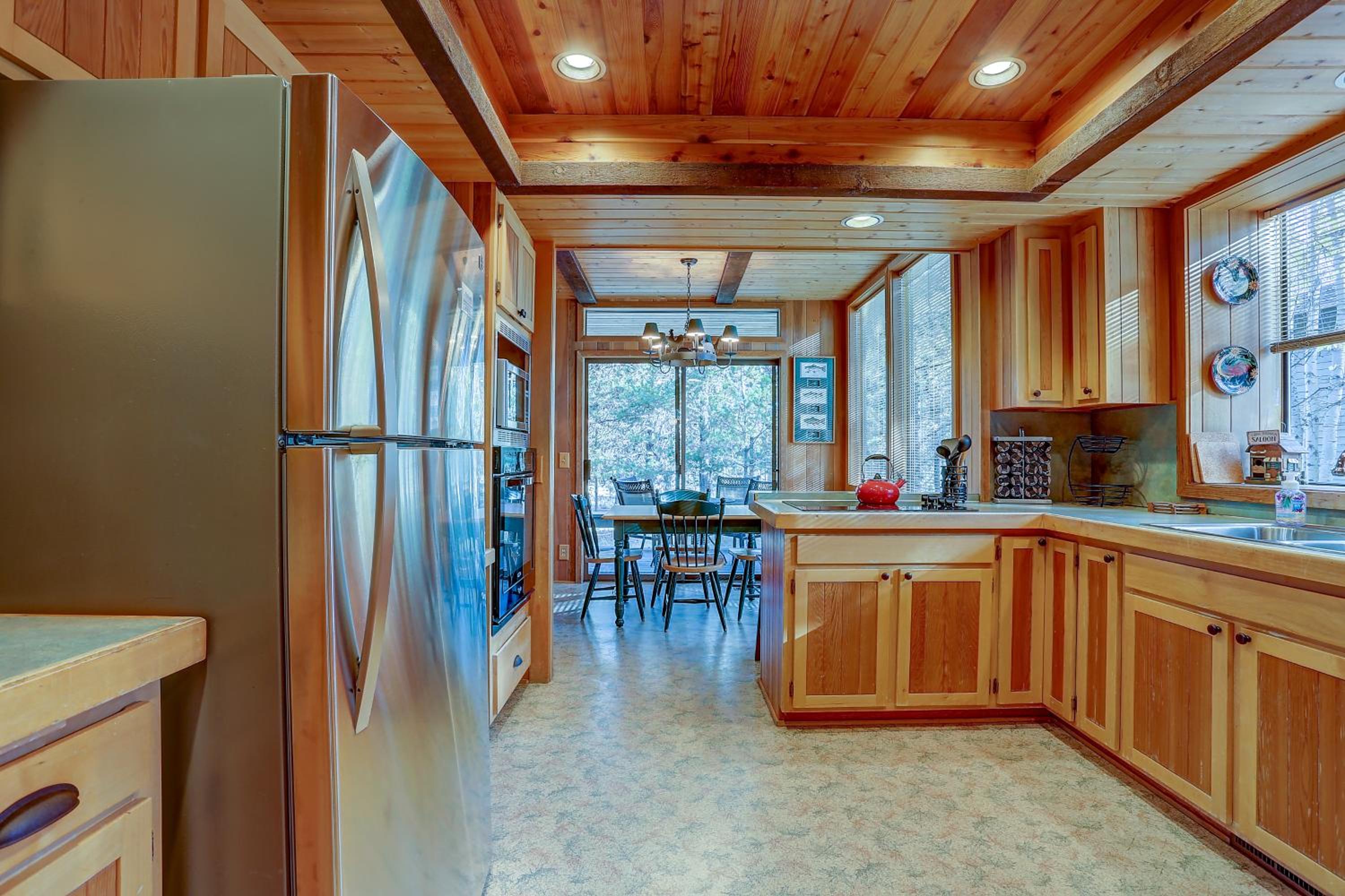 22 Rogue Home with Private Hot Tub, BBQ, and Game Room