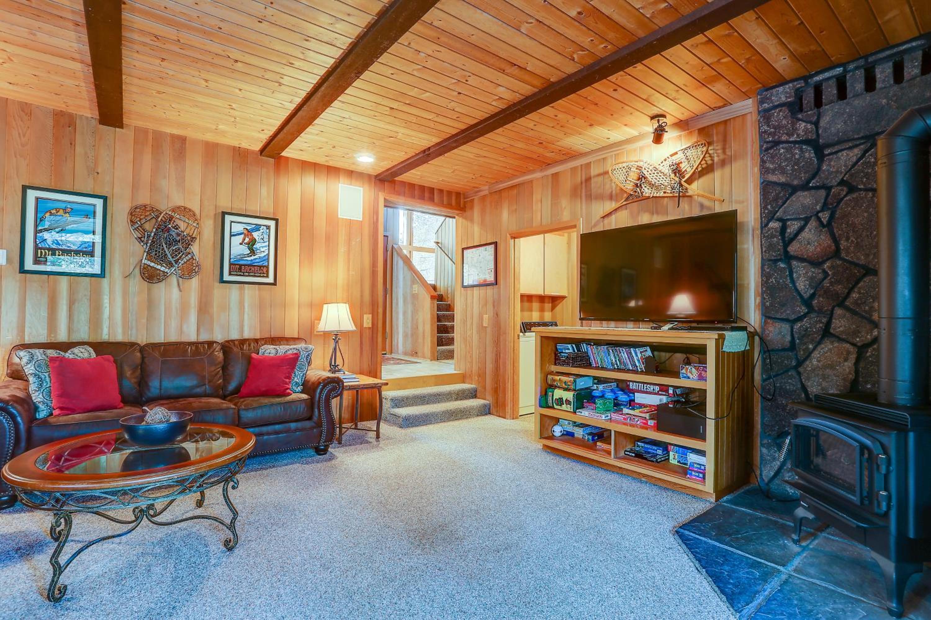 22 Rogue Home with Private Hot Tub, BBQ, and Game Room