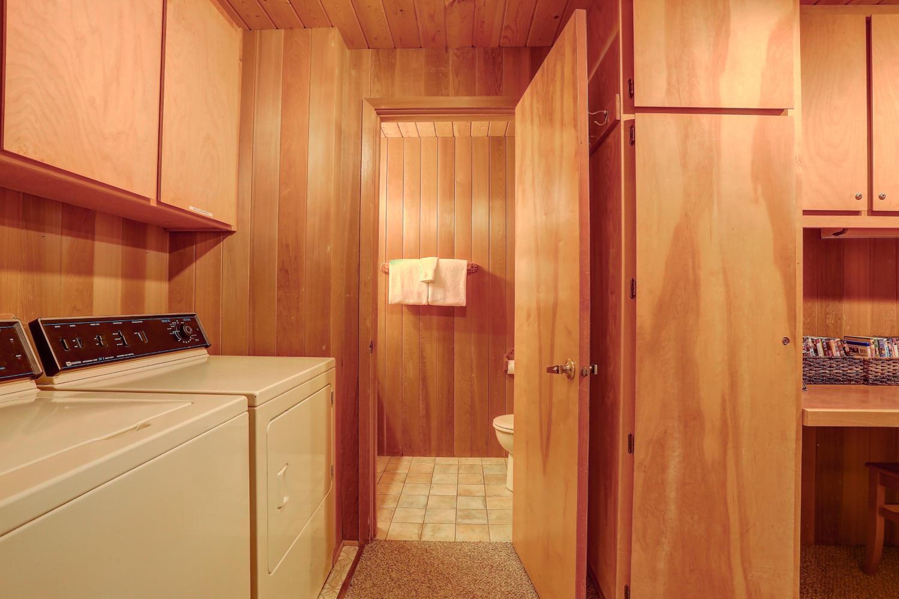 22 Rogue Home with Private Hot Tub, BBQ, and Game Room