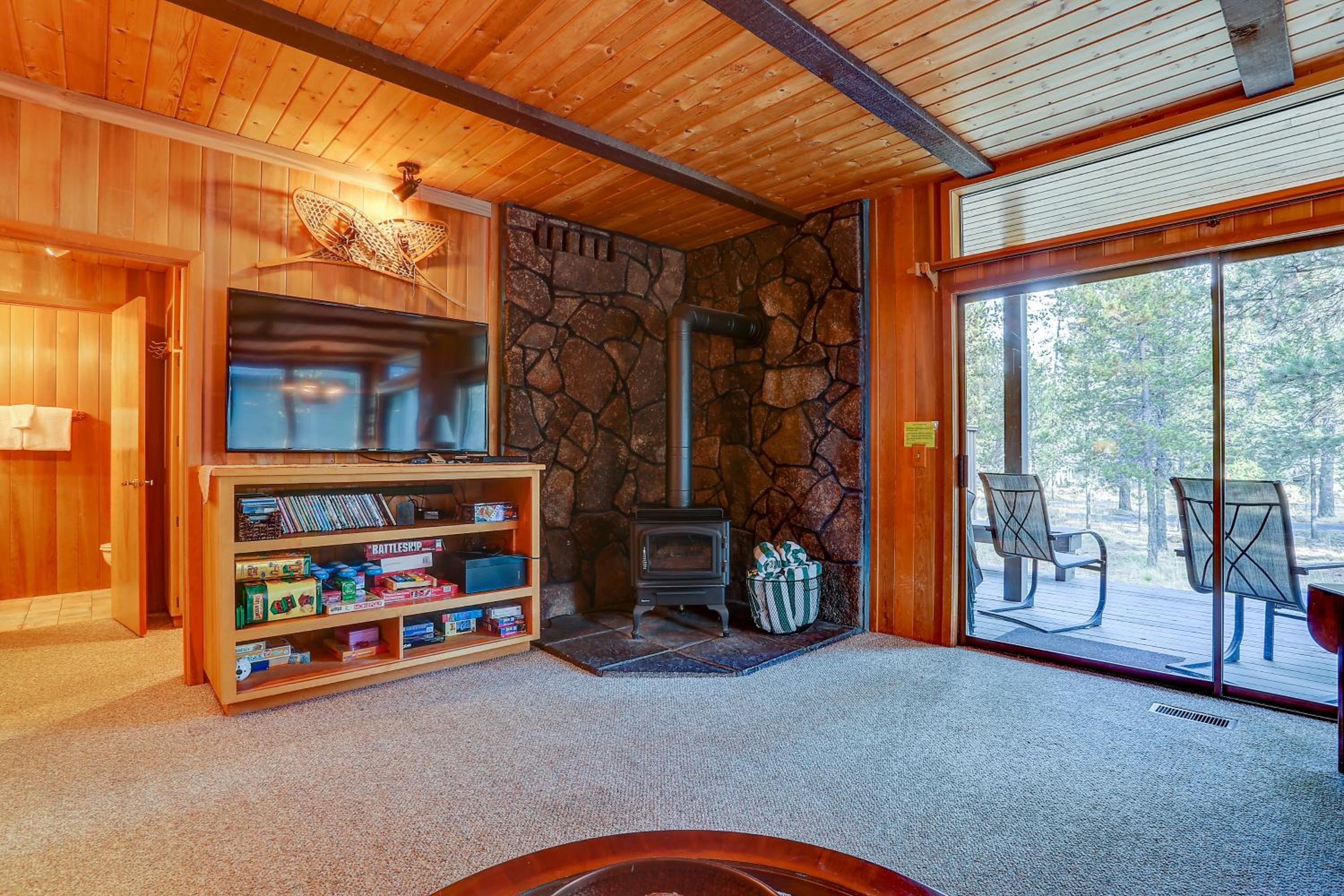 22 Rogue Home with Private Hot Tub, BBQ, and Game Room