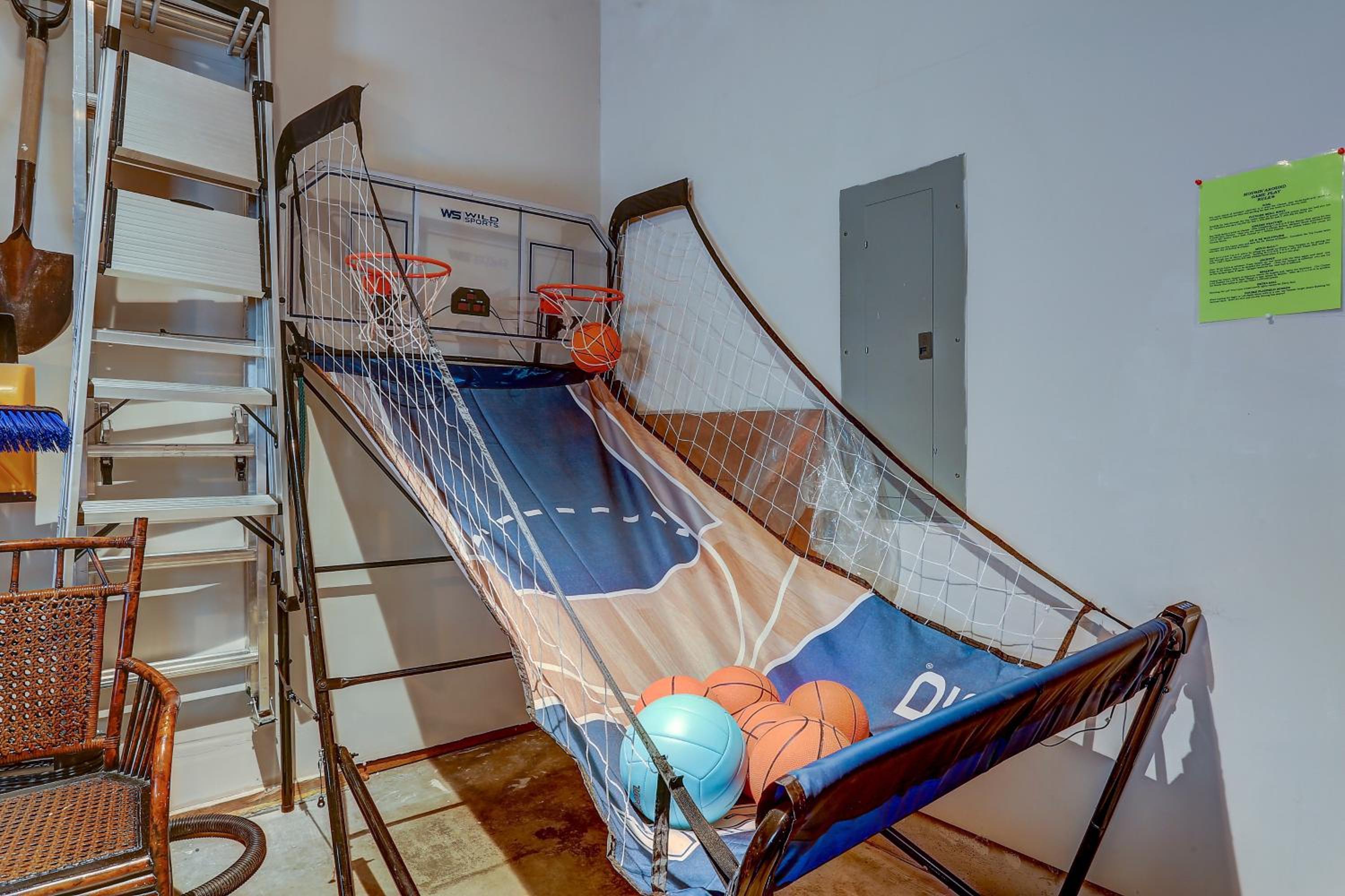 22 Rogue Home with Private Hot Tub, BBQ, and Game Room