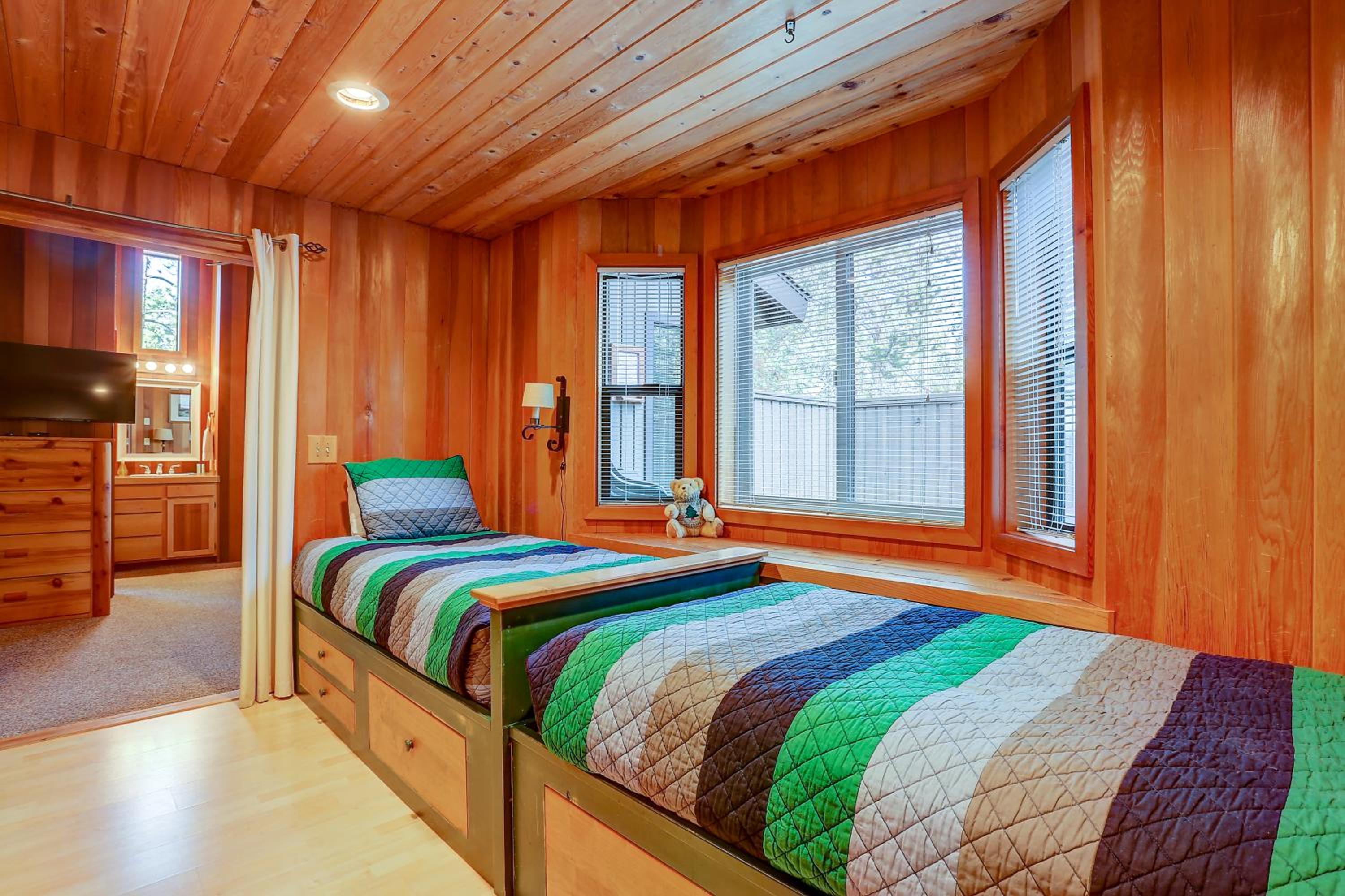 22 Rogue Home with Private Hot Tub, BBQ, and Game Room