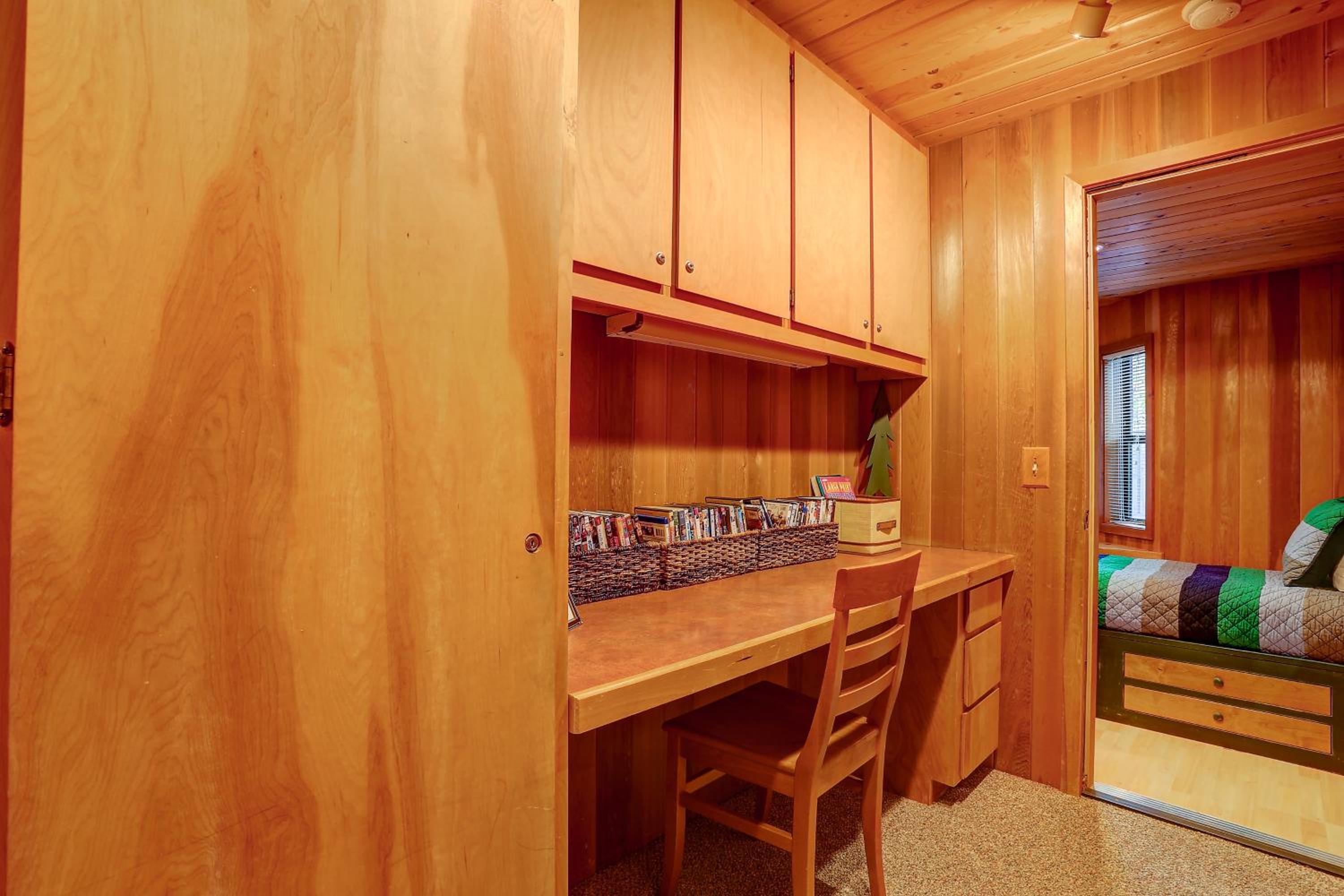 22 Rogue Home with Private Hot Tub, BBQ, and Game Room