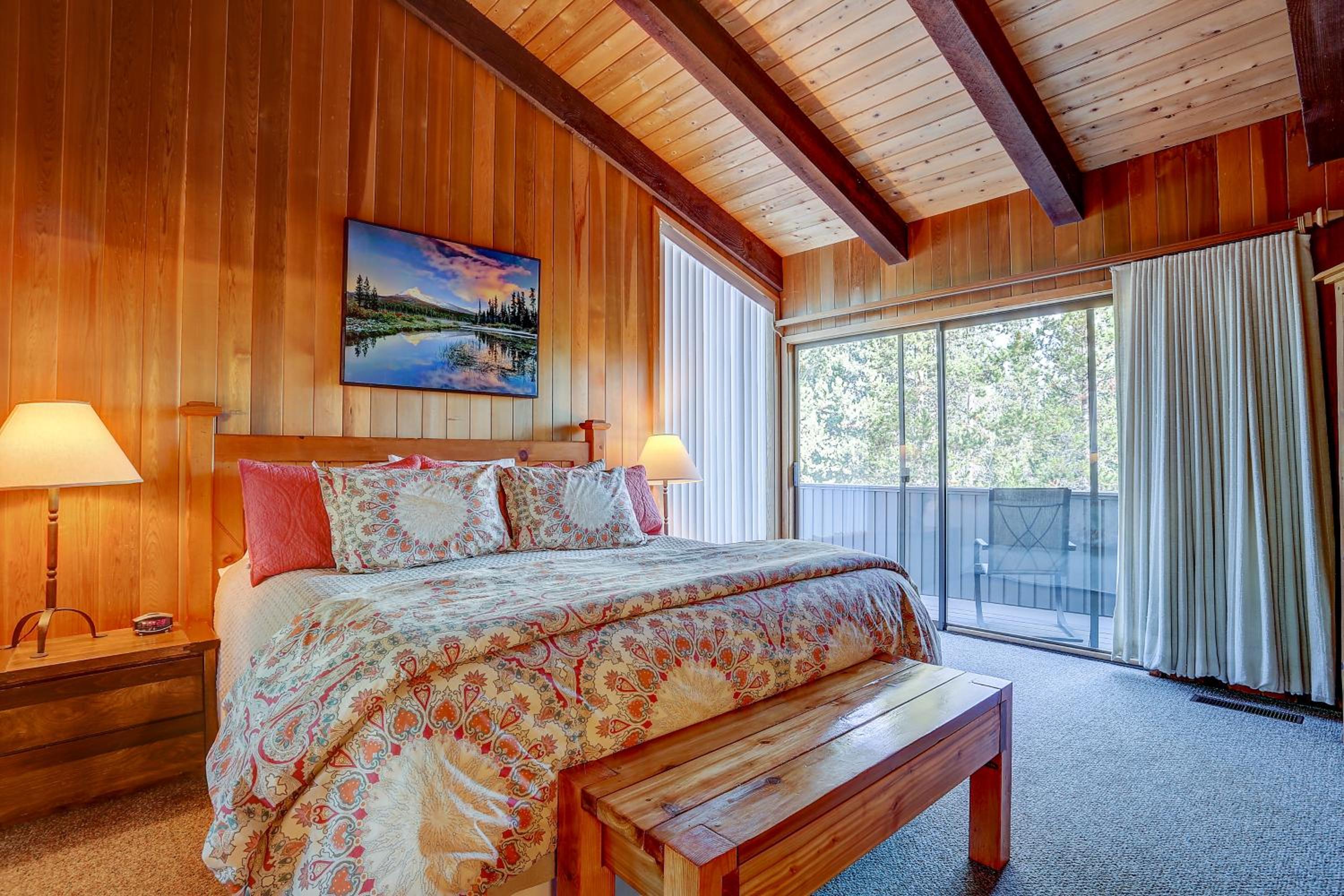22 Rogue Home with Private Hot Tub, BBQ, and Game Room