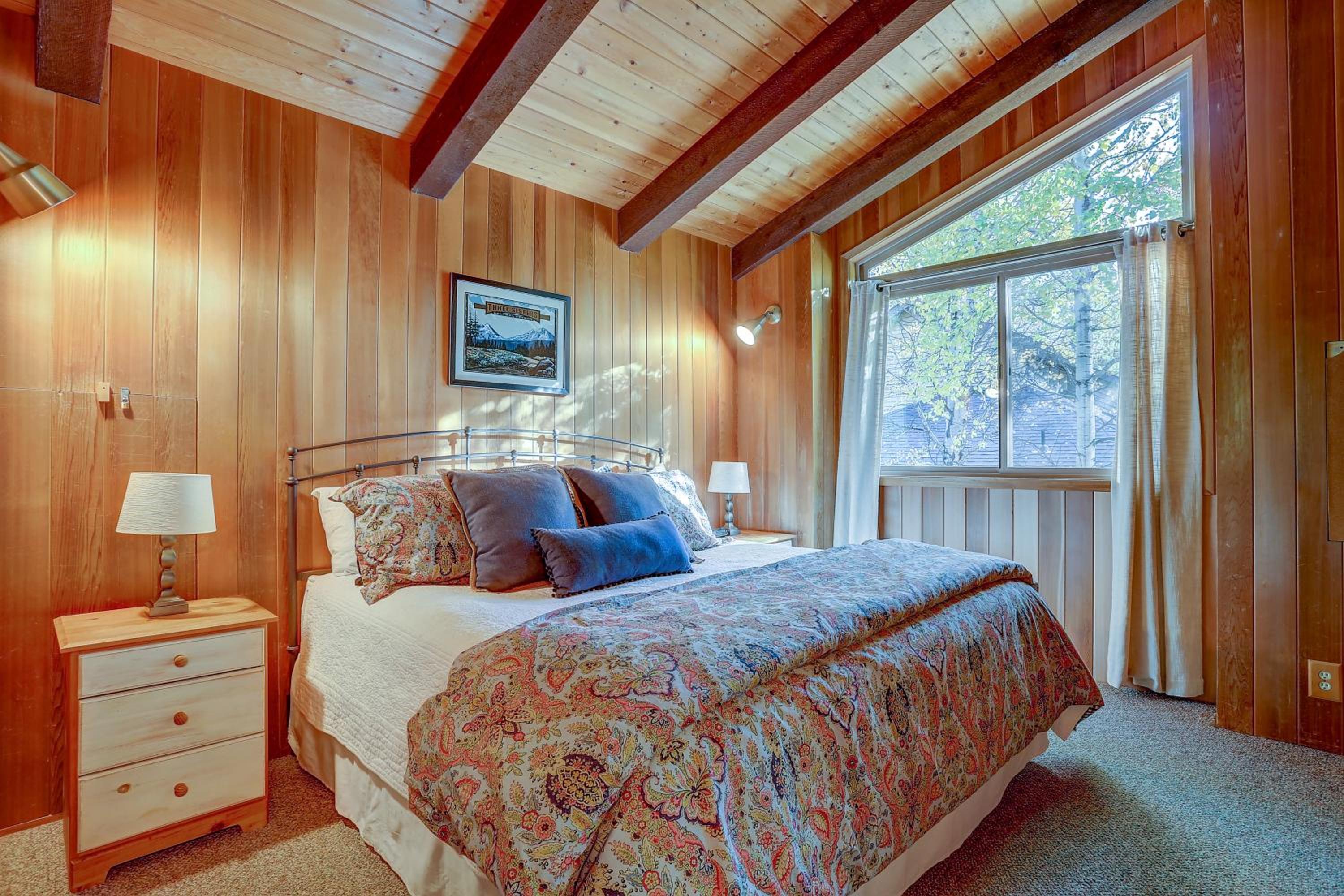 22 Rogue Home with Private Hot Tub, BBQ, and Game Room