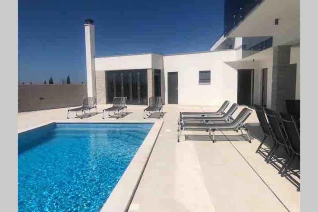 Villa Mare - Modern villa with swimming pool view 2