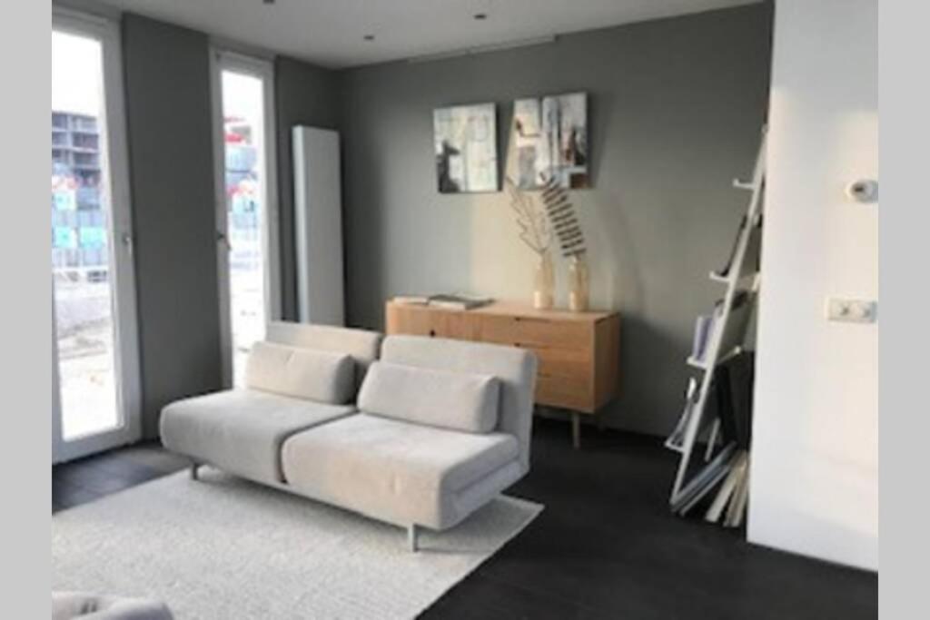 Large and cosy house on the water: free Parking