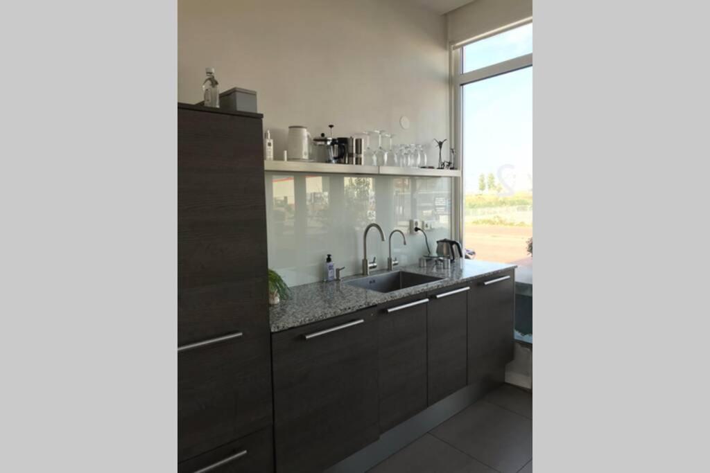 Large and cosy house on the water: free Parking