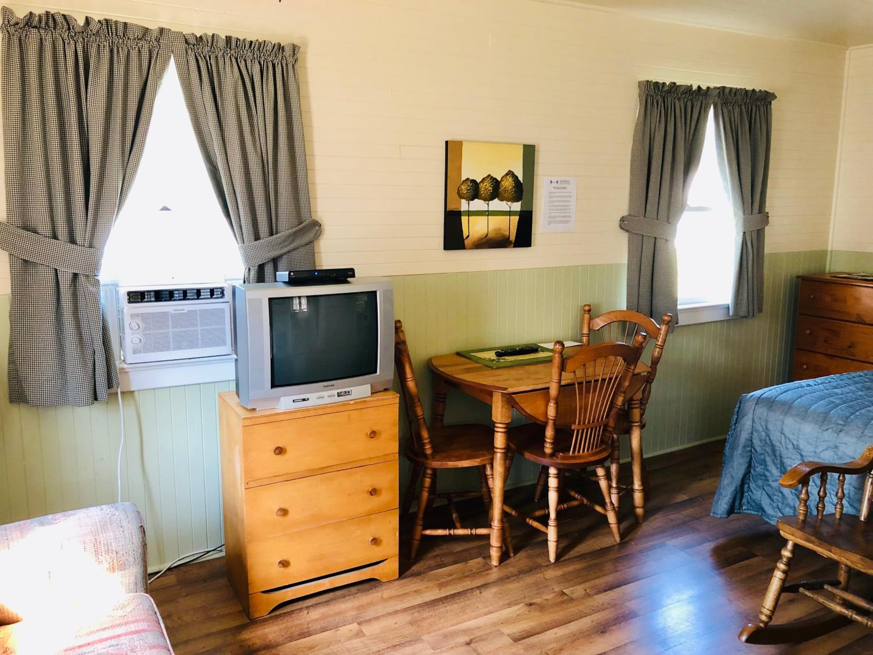 Green Gables Bungalow Court - Image 4