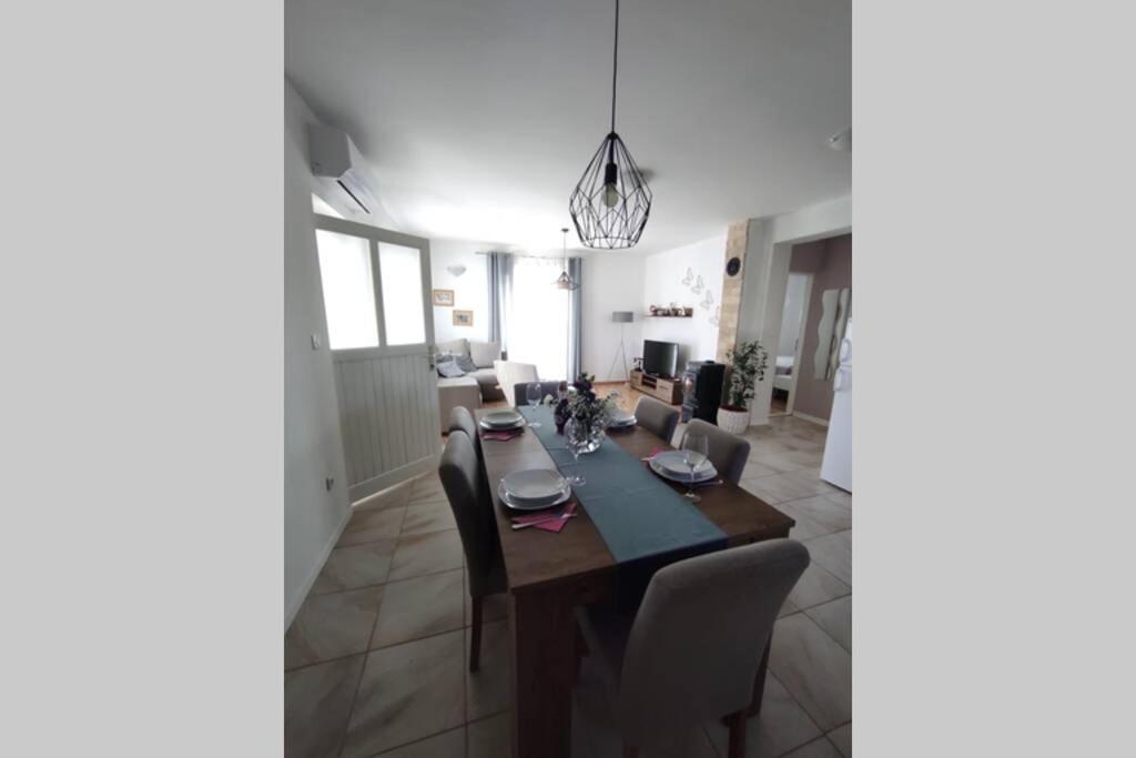 Kuća za odmor M&J s grijanim bazenom view 2