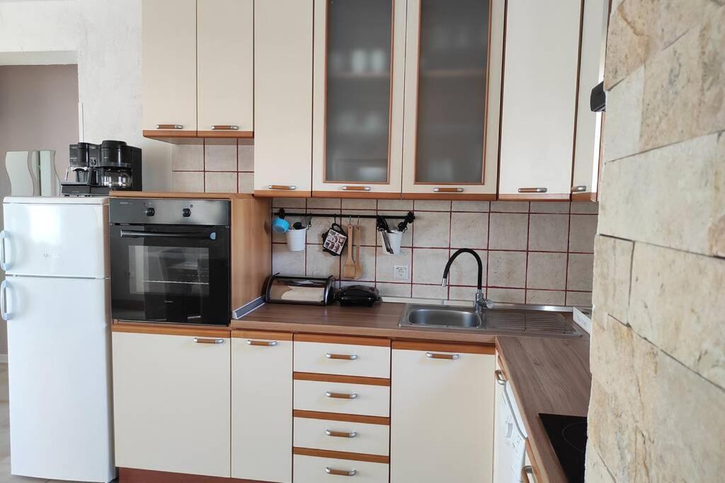 Kuća za odmor M&J s grijanim bazenom view 4