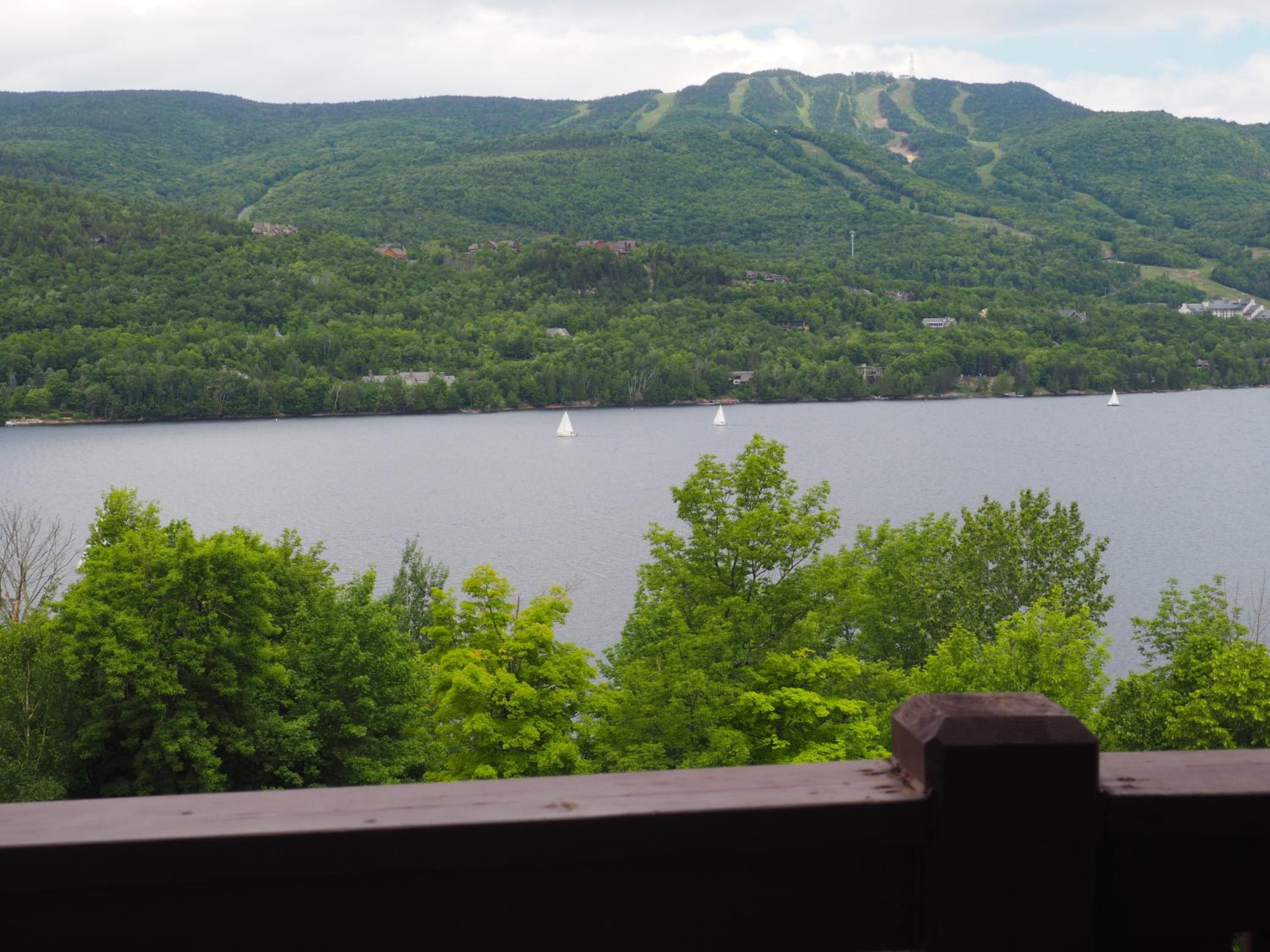 Cozy 2 bedrooms condo with stunning Mont Tremblant mountain and lakeview