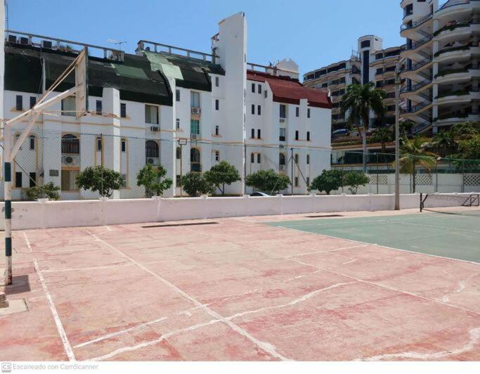 Apartamento con Piscina, Playa a 2 calles.