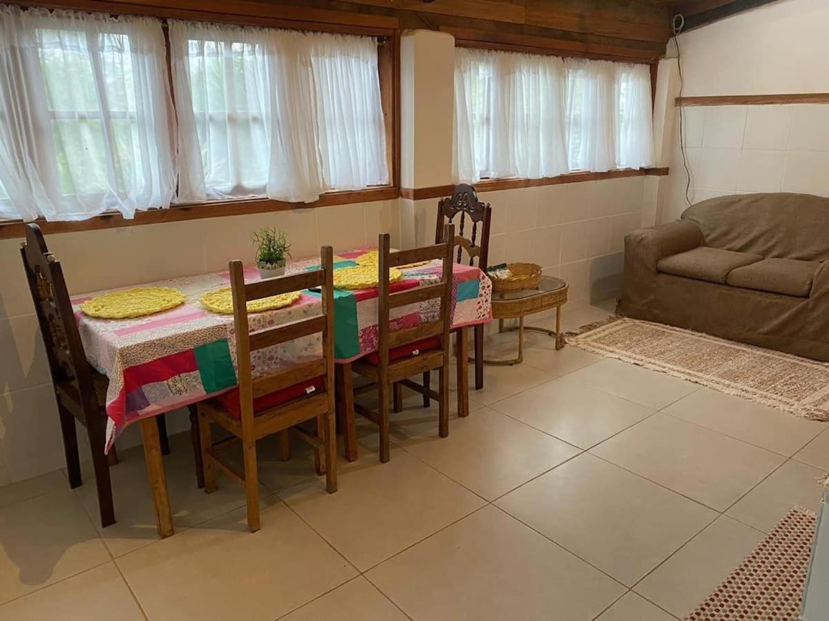 Casa COMPLETA, 2 quartos, Estacionamento GRATUITO, WIFI 300MB, frigobar, microondas, fogão e jardim