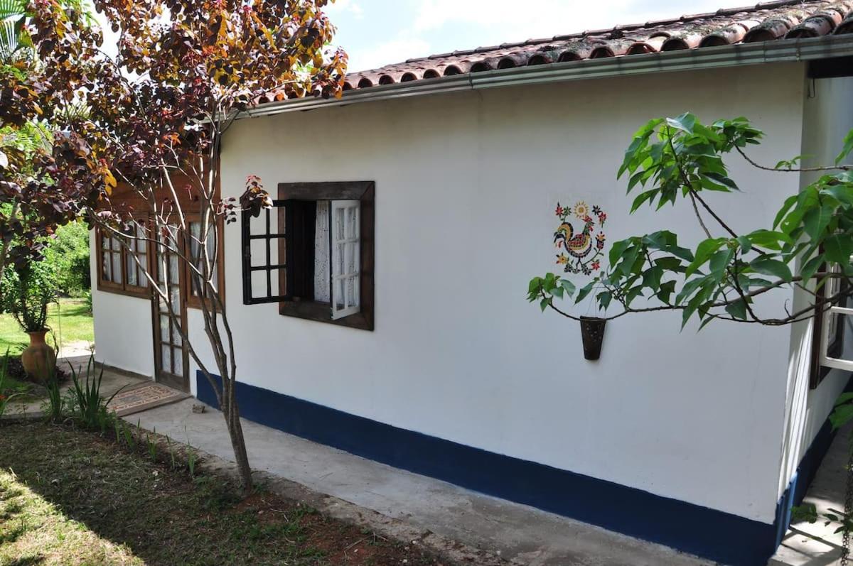 Casa COMPLETA, 2 quartos, Estacionamento GRATUITO, WIFI 300MB, frigobar, microondas, fogão e jardim