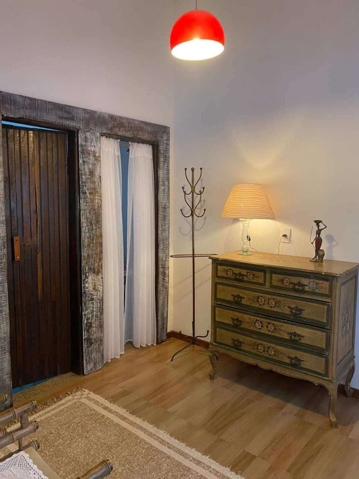 Casa COMPLETA, 2 quartos, Estacionamento GRATUITO, WIFI 300MB, frigobar, microondas, fogão e jardim