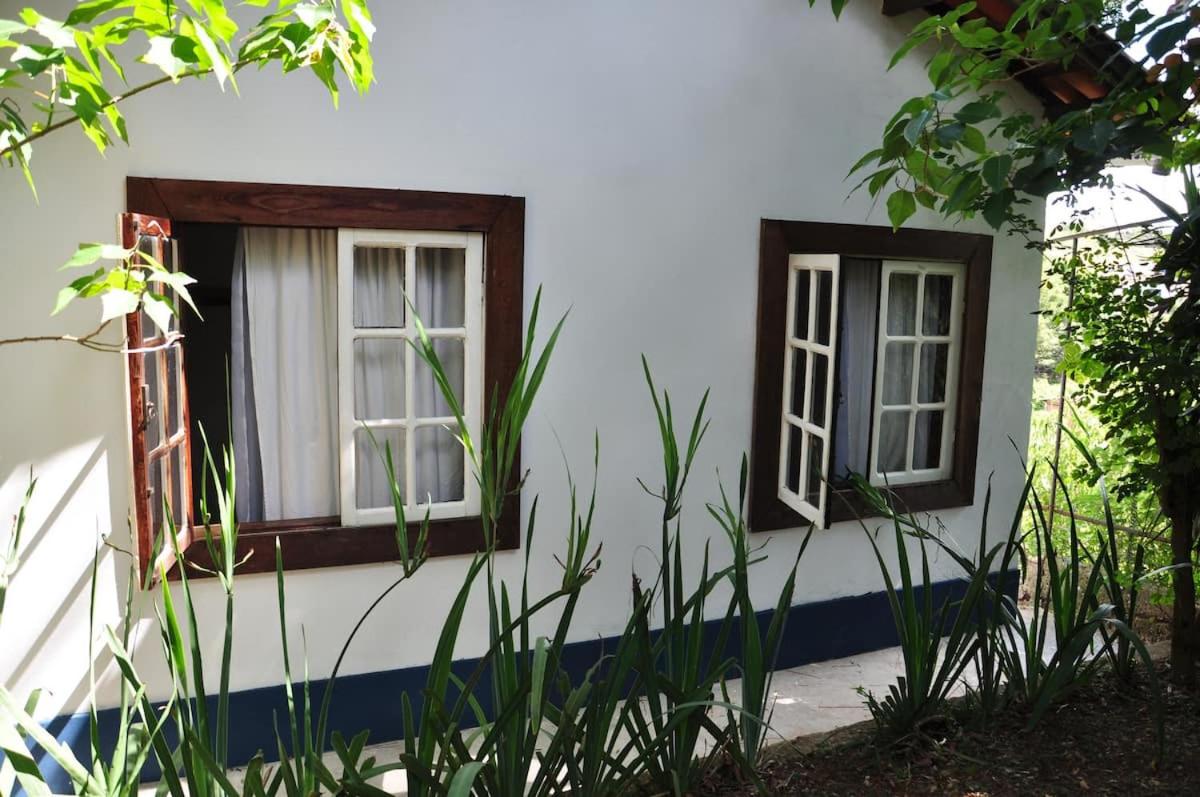 Casa COMPLETA, 2 quartos, Estacionamento GRATUITO, WIFI 300MB, frigobar, microondas, fogão e jardim