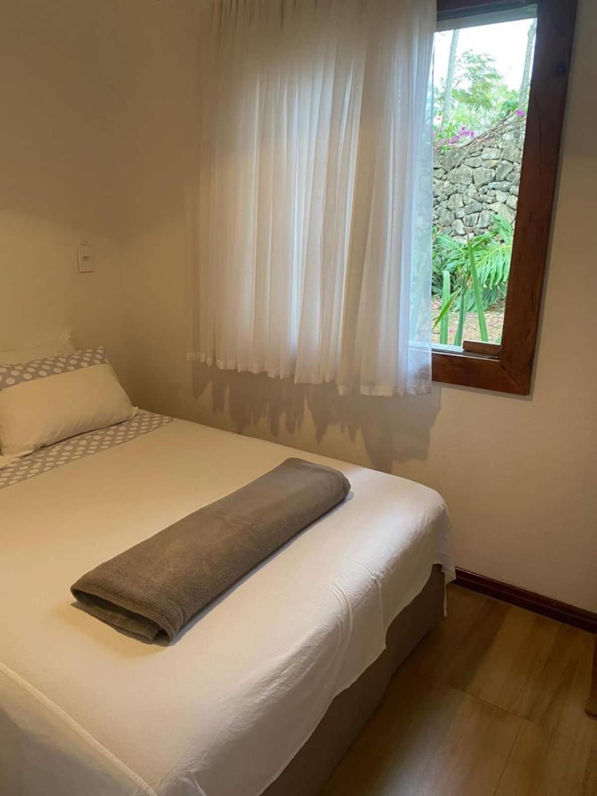 Casa COMPLETA, 2 quartos, Estacionamento GRATUITO, WIFI 300MB, frigobar, microondas, fogão e jardim