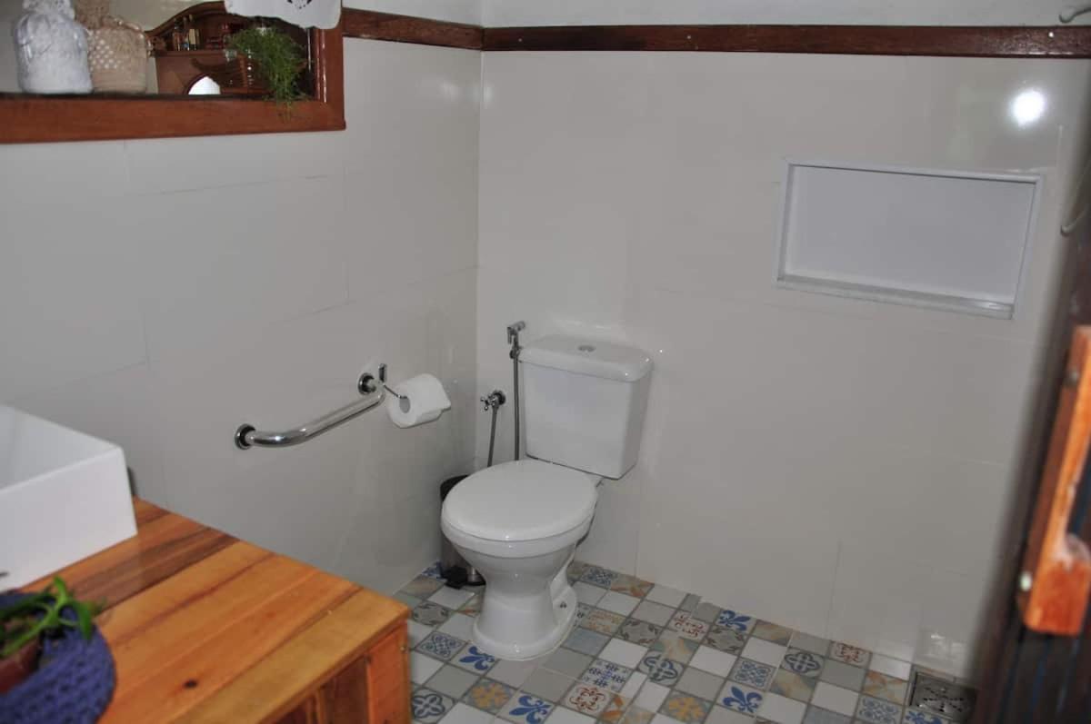 Casa COMPLETA, 2 quartos, Estacionamento GRATUITO, WIFI 300MB, frigobar, microondas, fogão e jardim