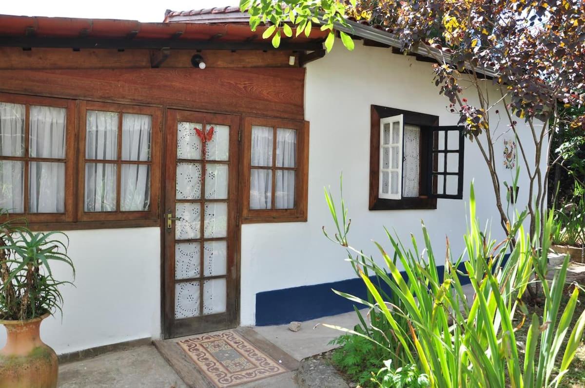 Casa COMPLETA, 2 quartos, Estacionamento GRATUITO, WIFI 300MB, frigobar, microondas, fogão e jardim