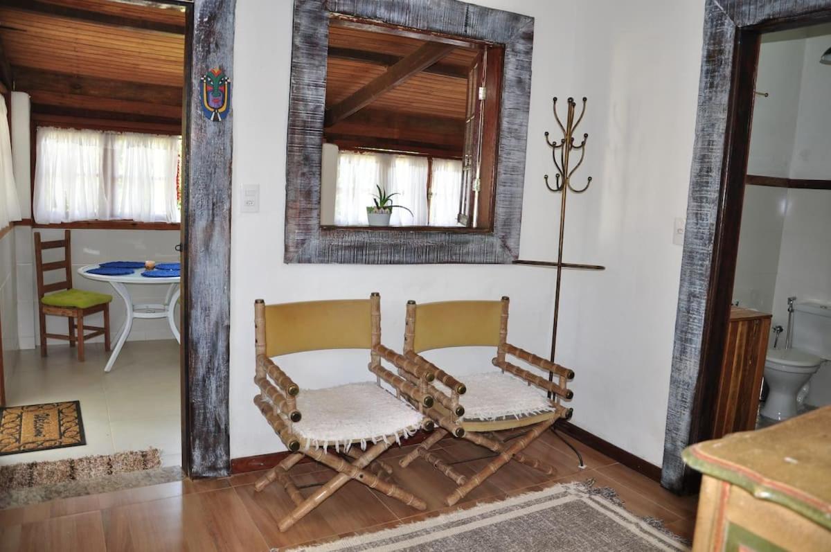 Casa COMPLETA, 2 quartos, Estacionamento GRATUITO, WIFI 300MB, frigobar, microondas, fogão e jardim