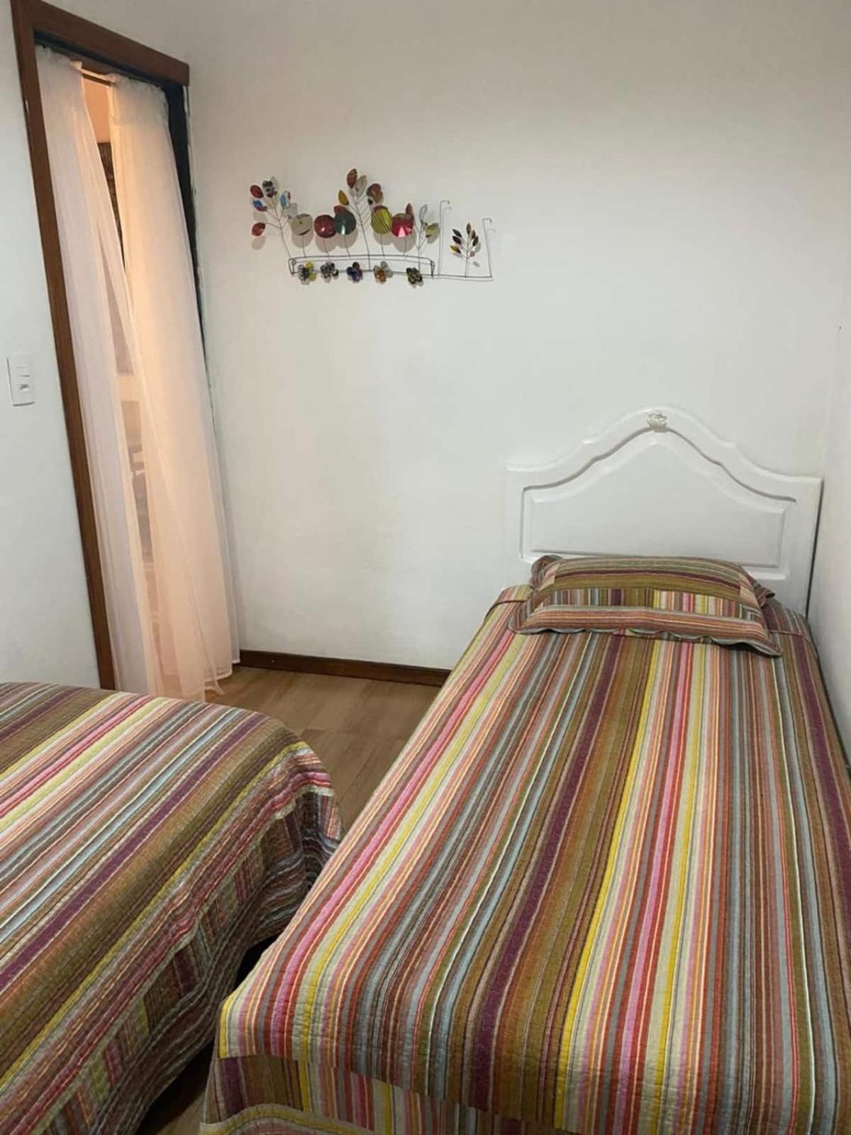 Casa COMPLETA, 2 quartos, Estacionamento GRATUITO, WIFI 300MB, frigobar, microondas, fogão e jardim