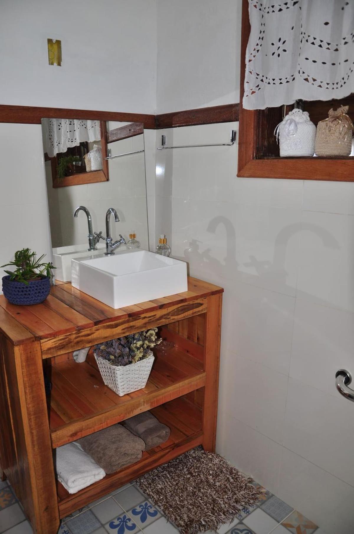 Casa COMPLETA, 2 quartos, Estacionamento GRATUITO, WIFI 300MB, frigobar, microondas, fogão e jardim