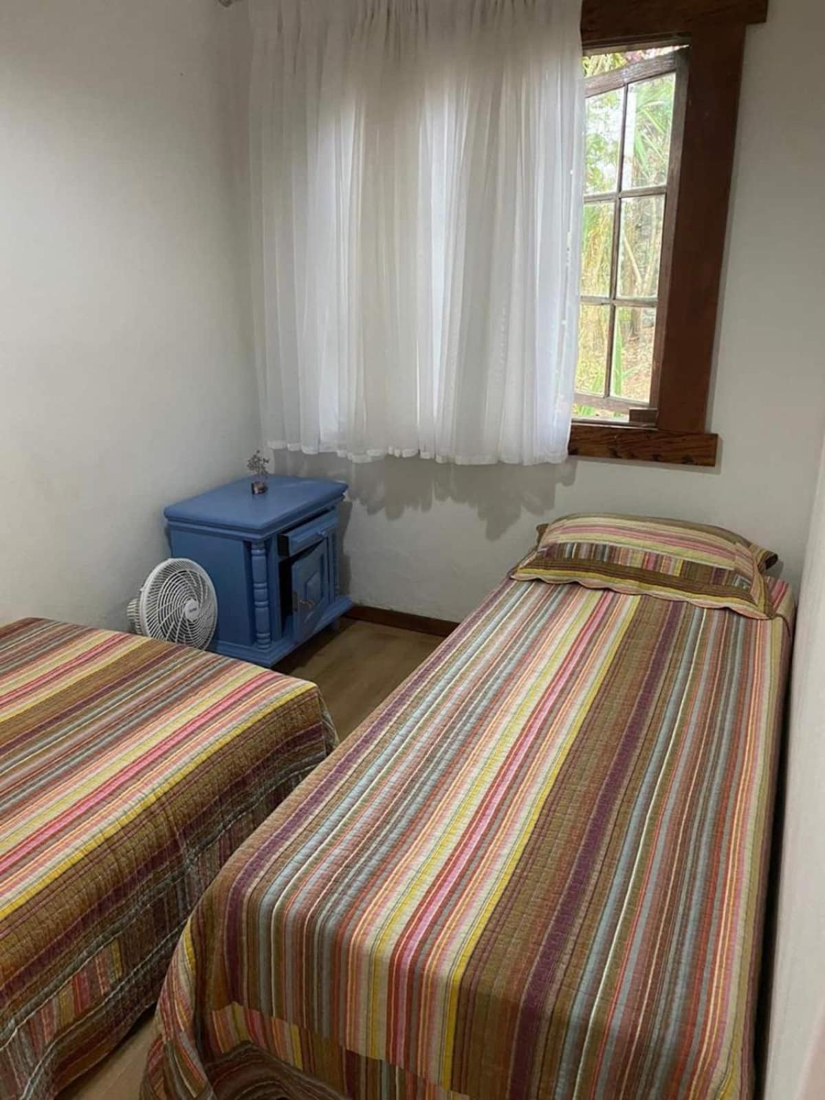 Casa COMPLETA, 2 quartos, Estacionamento GRATUITO, WIFI 300MB, frigobar, microondas, fogão e jardim