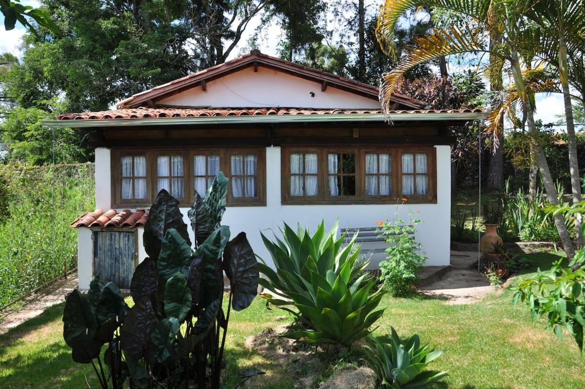Casa COMPLETA, 2 quartos, Estacionamento GRATUITO, WIFI 300MB, frigobar, microondas, fogão e jardim