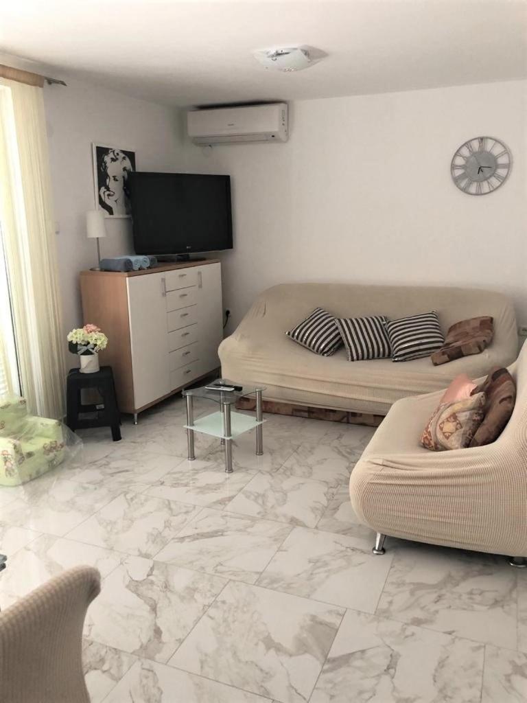 Apartment Vis view 5