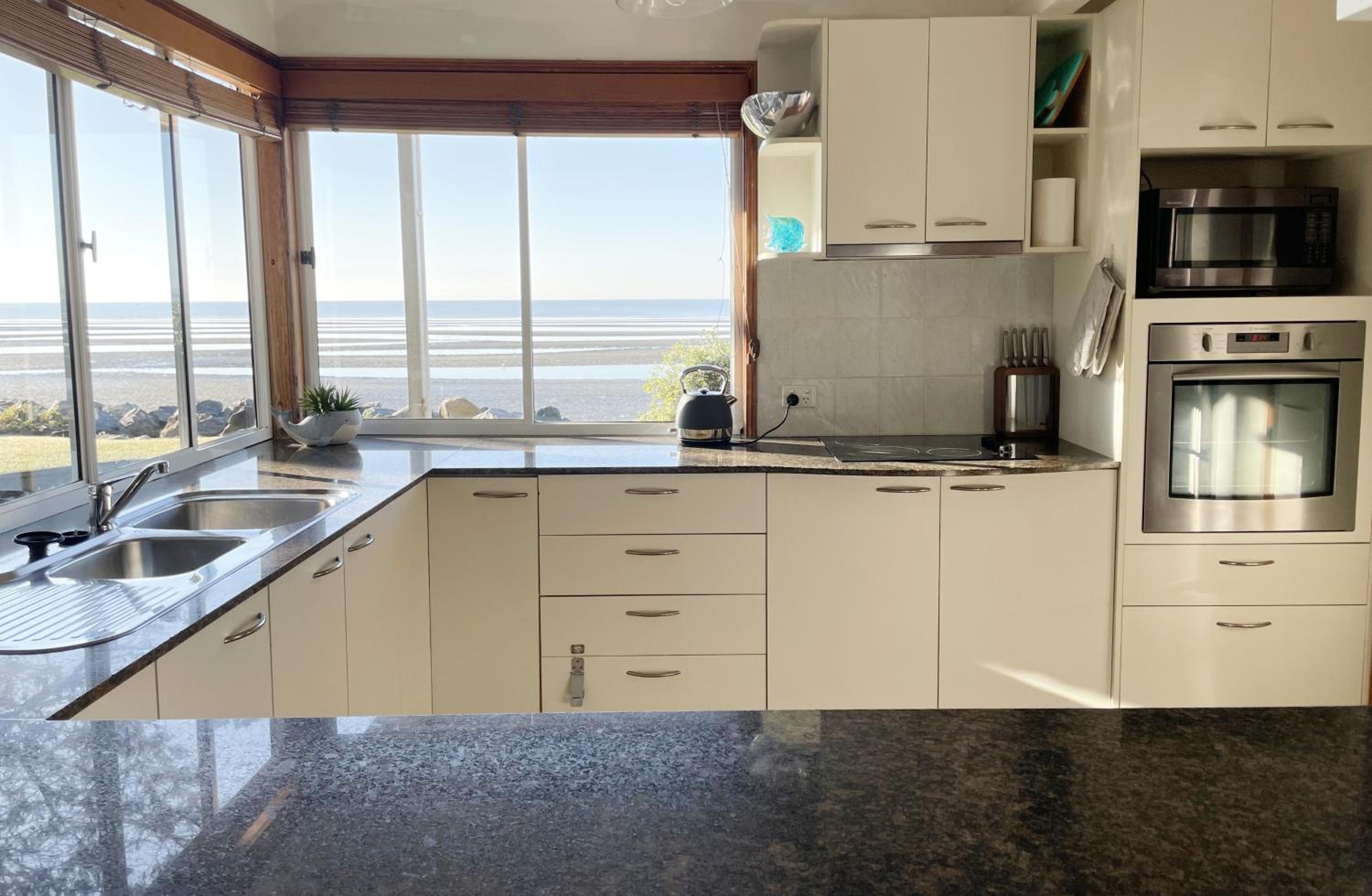 Ocean Pearl - 3 bedroom beachfront property!