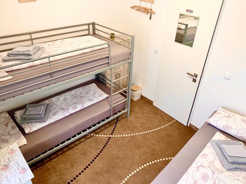 New Hostel Berlin Mitte FREE SNACK hot tea and coffee