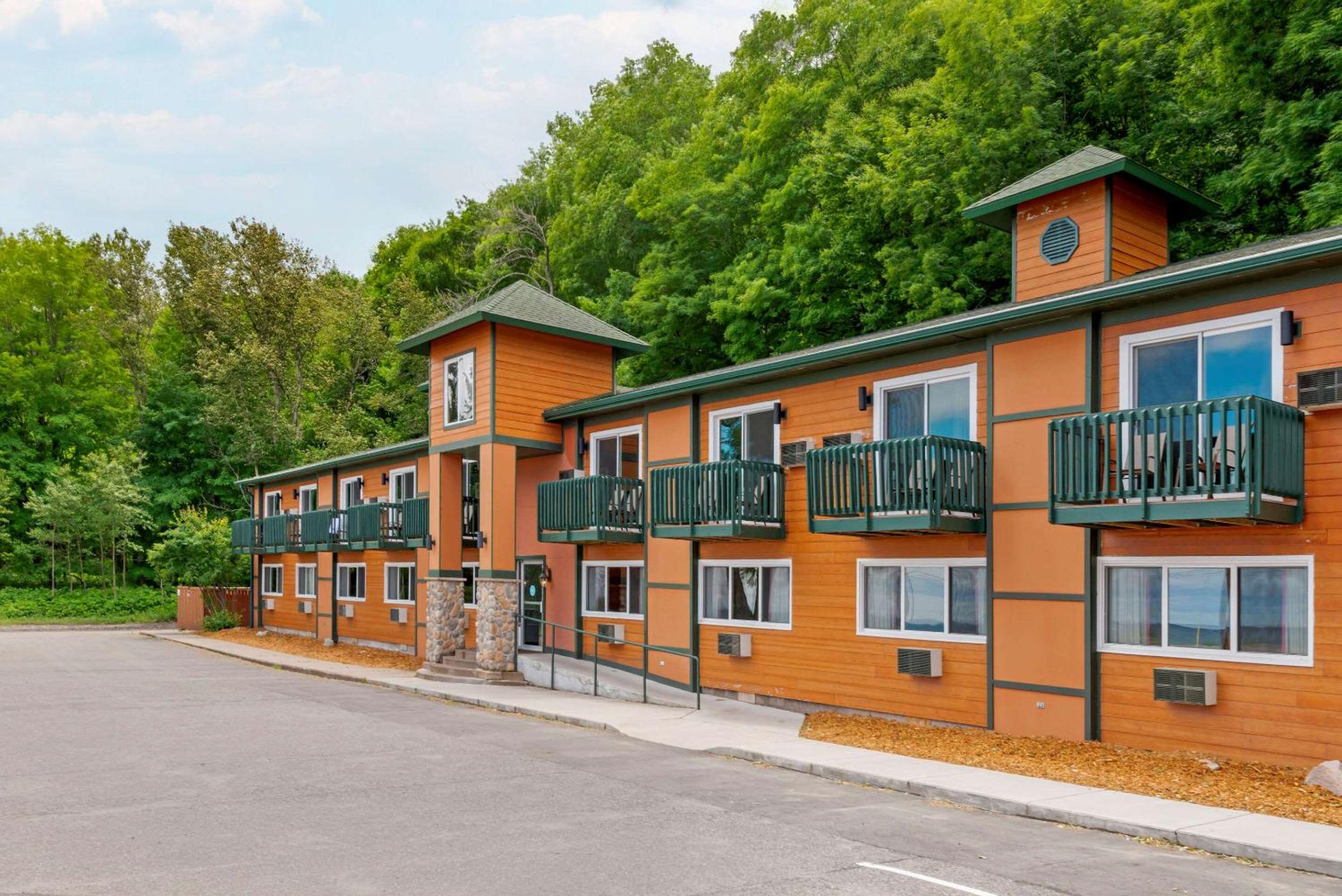 Marquette Vacations - Econo Lodge Lakeview - Property Image 2