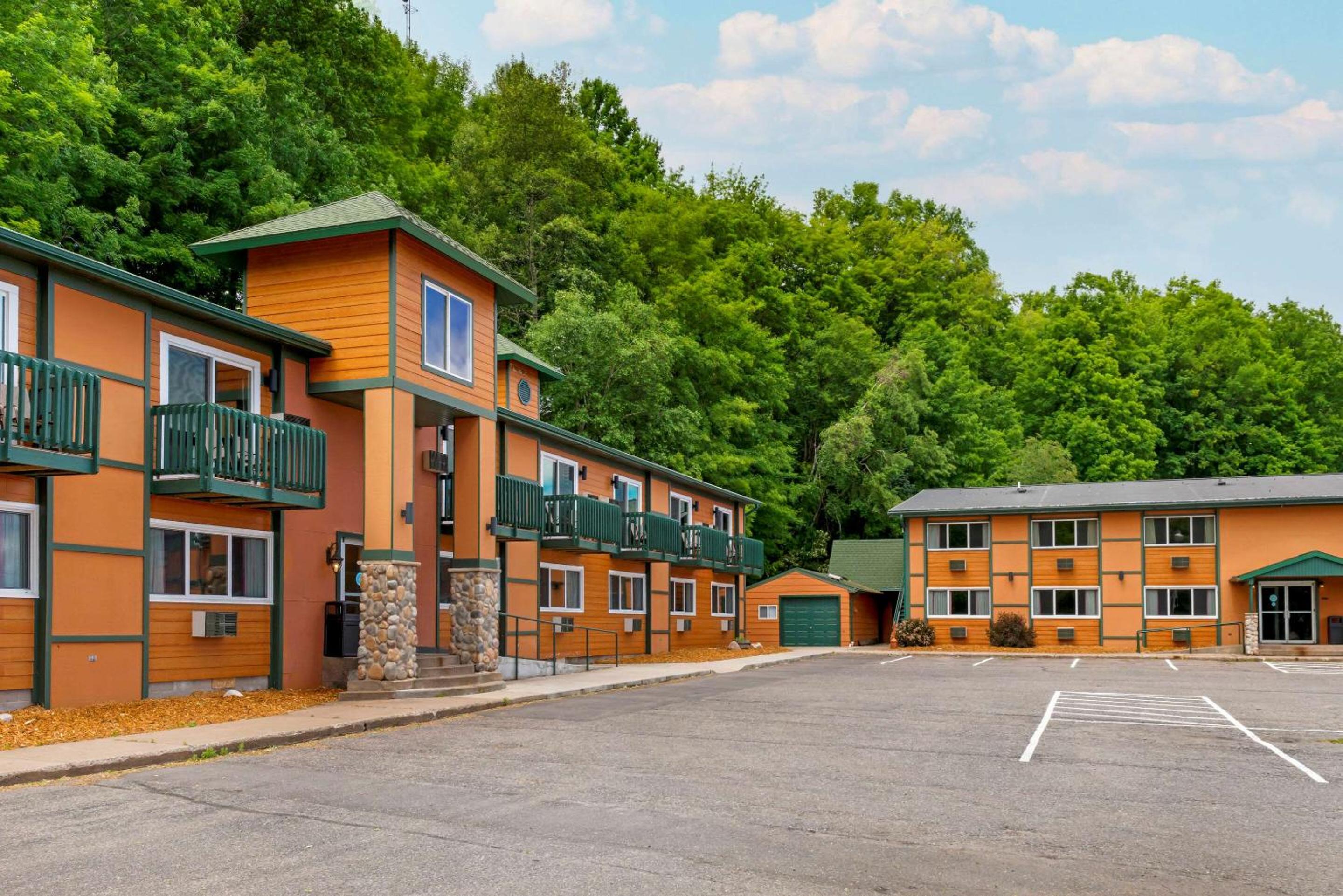 Marquette Vacations - Econo Lodge Lakeview - Property Image 3