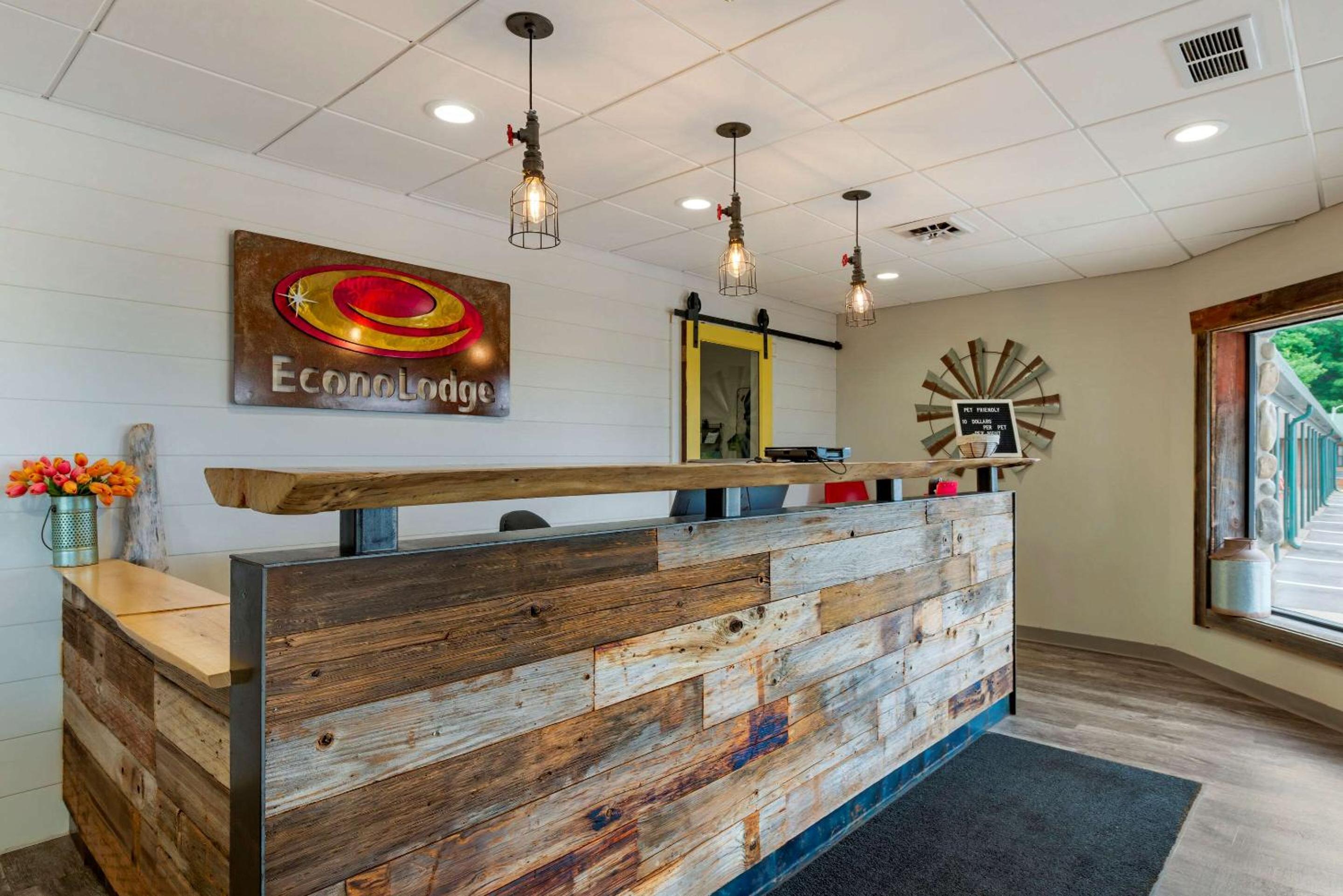 Marquette Vacations - Econo Lodge Lakeview - Property Image 5