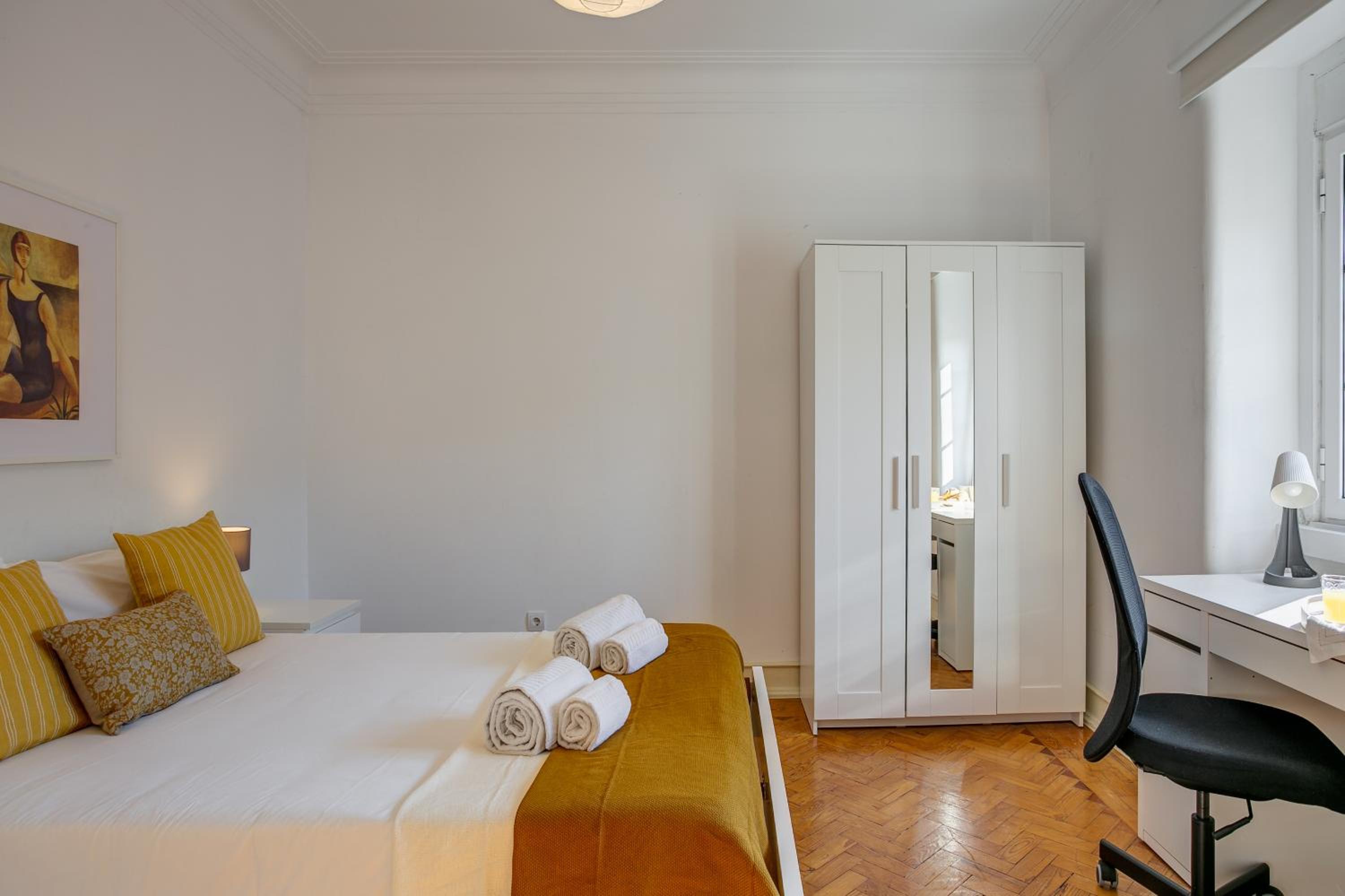 Hip and Spacious TM Flat in Areeiro view 2