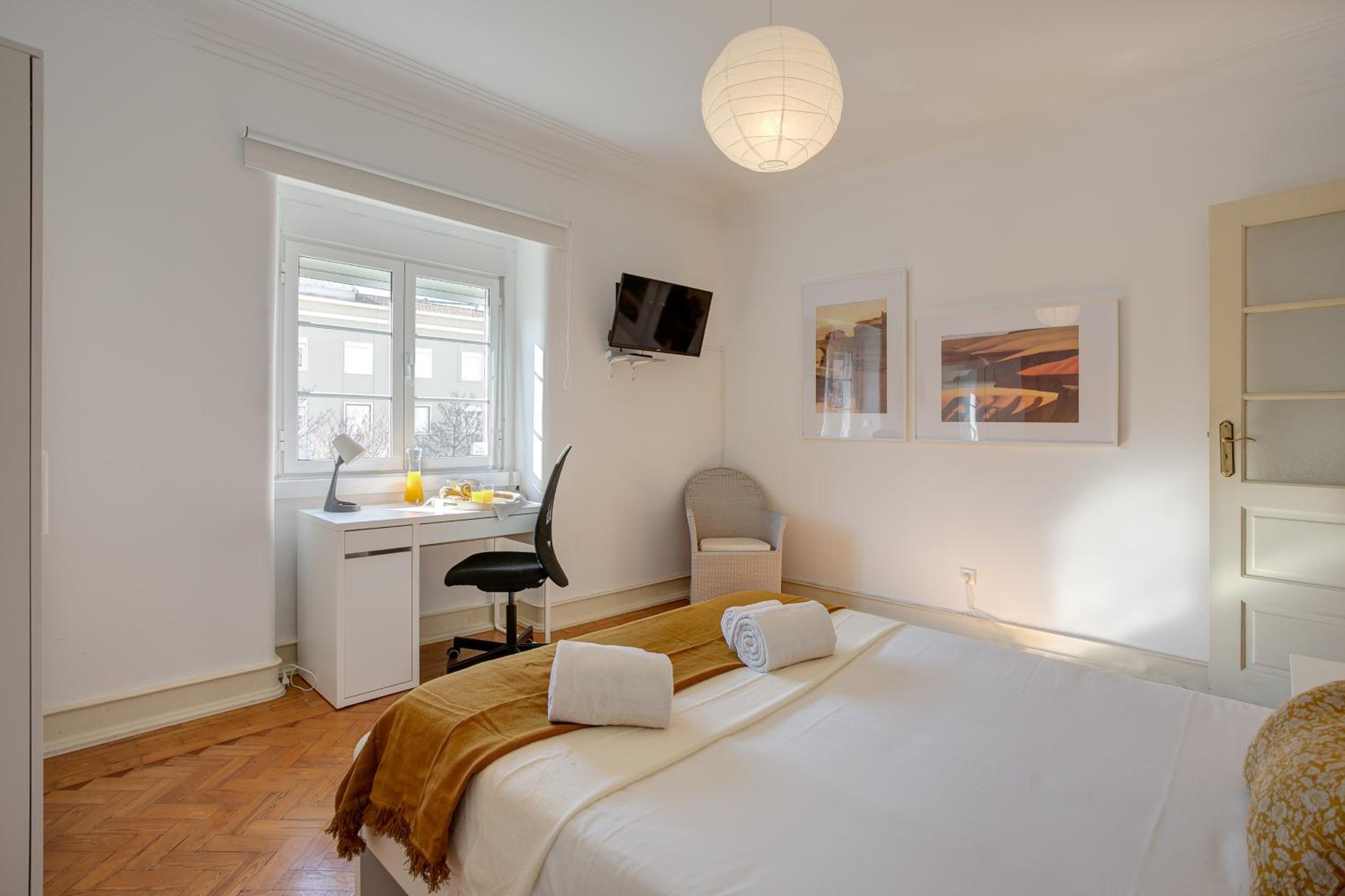 Hip and Spacious TM Flat in Areeiro view 4