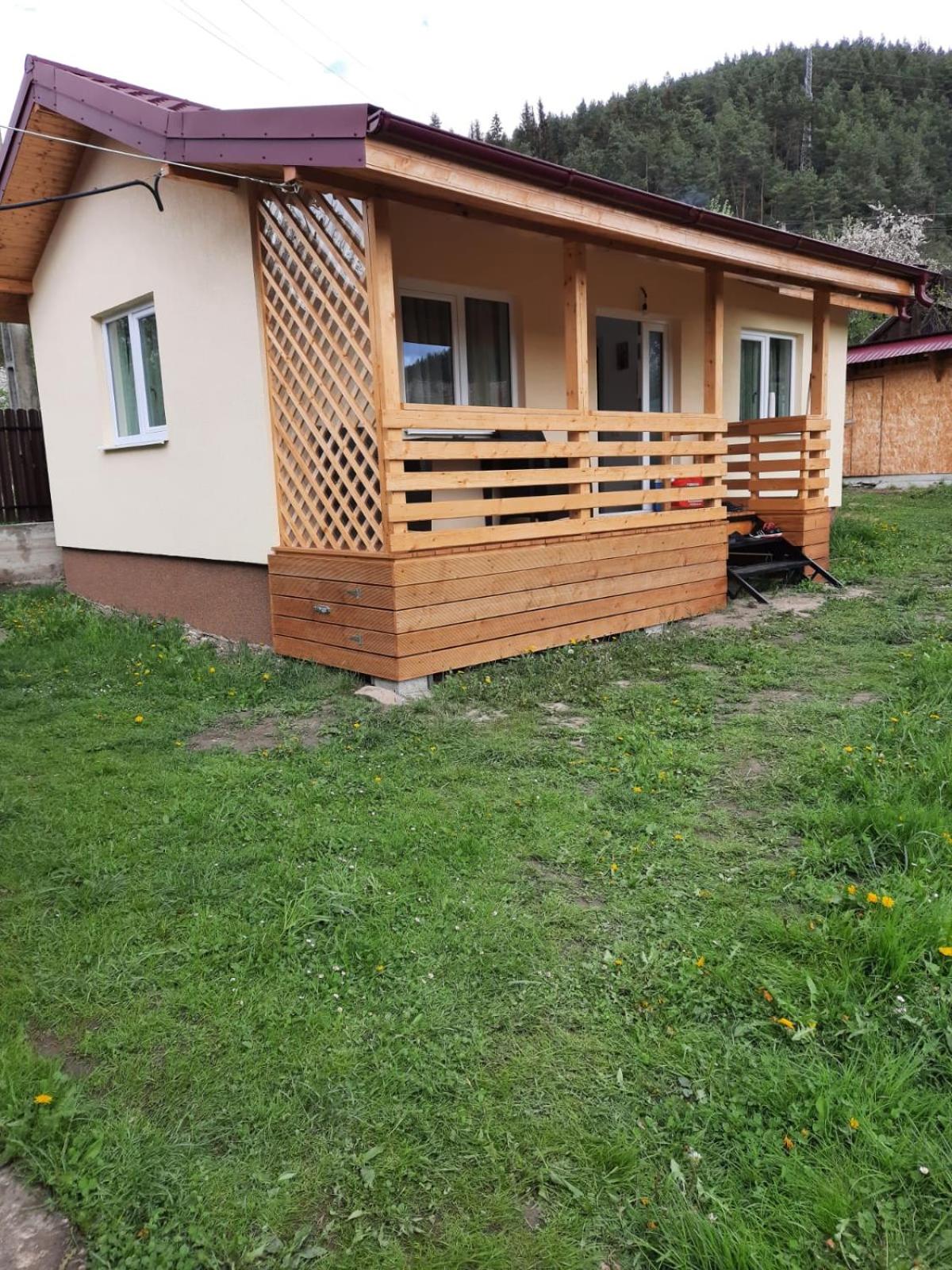 Cabanute pitoresti Poiana Largului view 3