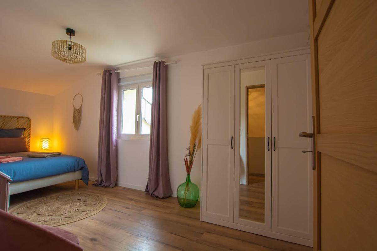 Emilie une nuit - 3 chambres au 2e étage - maison avec chats view 5
