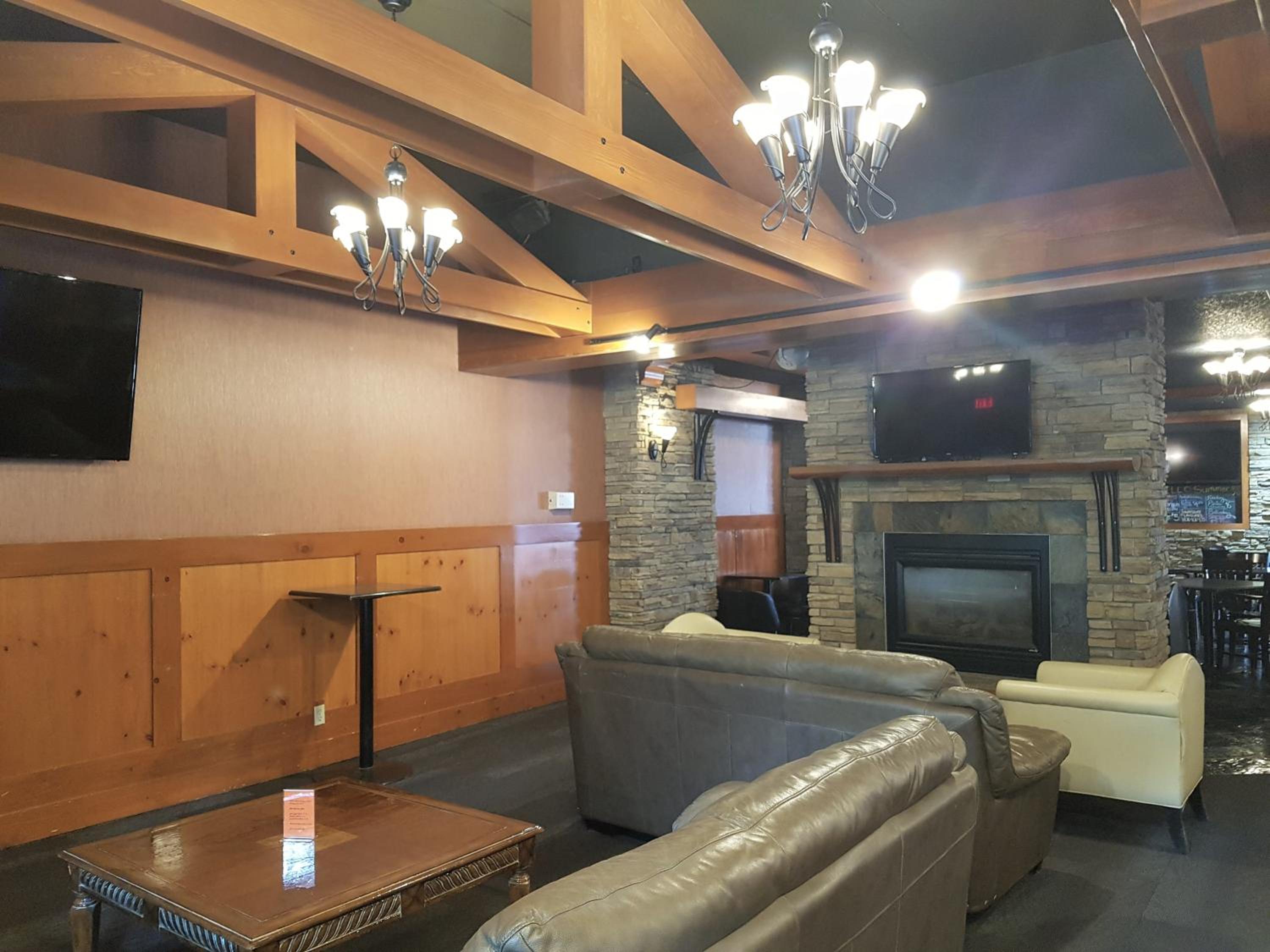 Hinton Vacations - Twin Pine Inn  Suites - Property Image 9