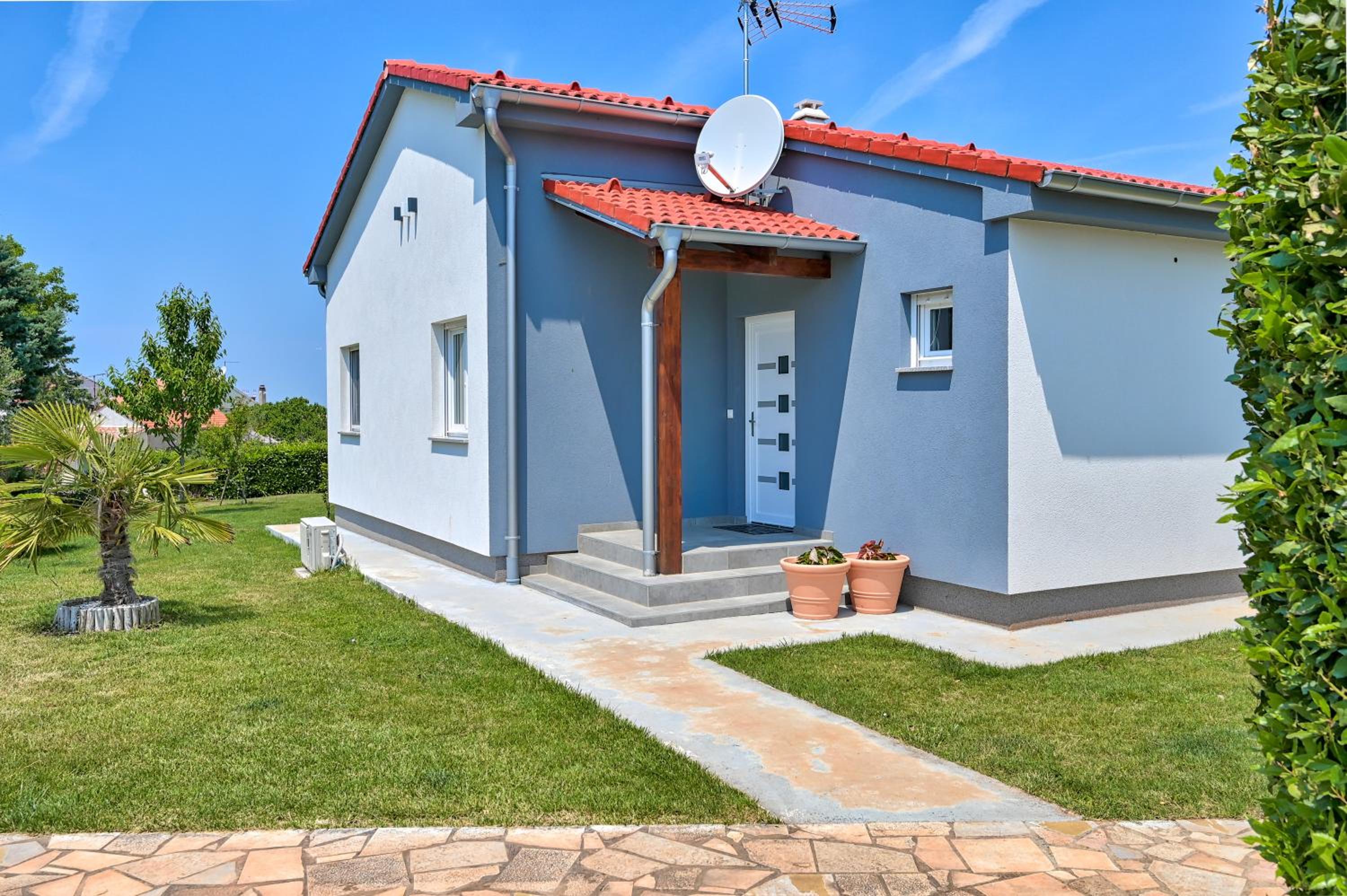 Holiday house Mirna with heated swimming pool and jacuzzi view 3
