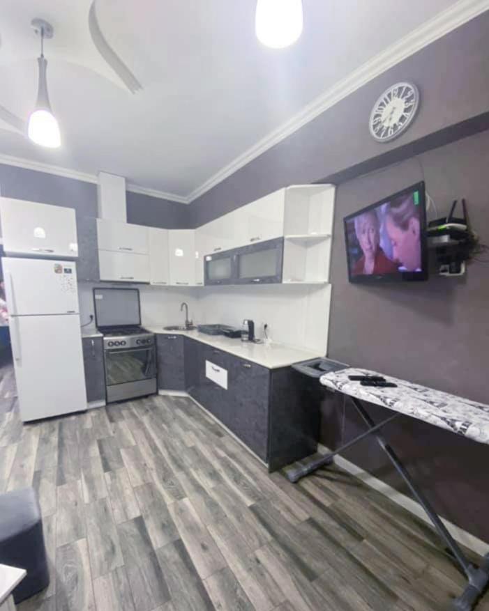 Victoria's cozy flat in Batumi view 2